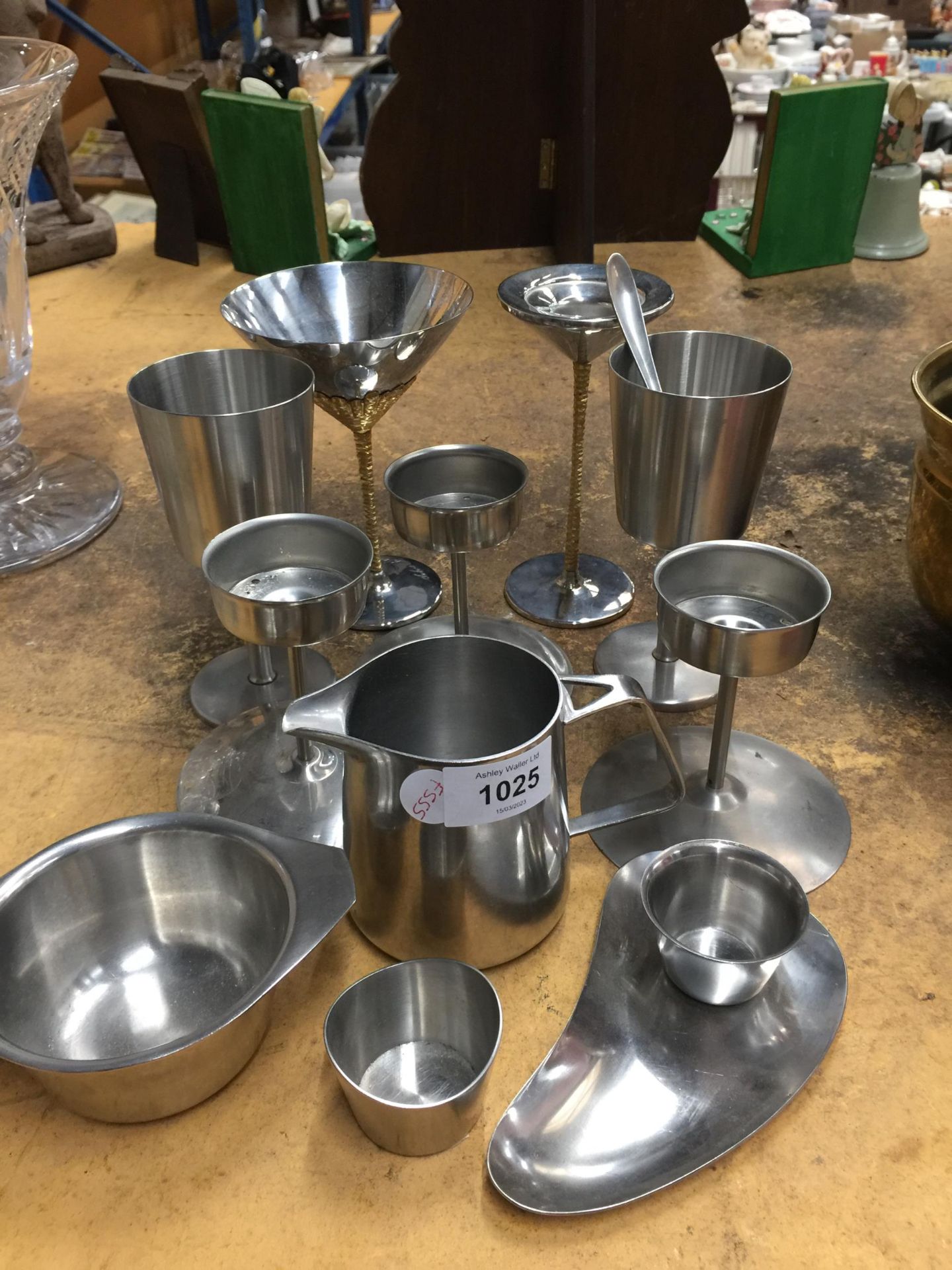 A QUANTITY OF STAINLESS STELL ITEMS TO INCLUDE CANDLEHOLDERS, JUGS, DRINKING VESSELS, ETC - Image 2 of 2