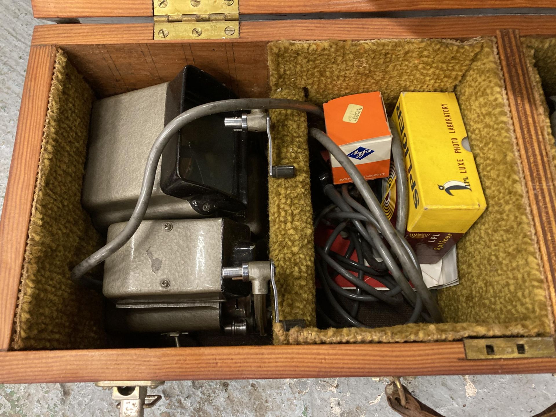 A CINE CAMERA IN A WOODEN CARRY BOX - Image 2 of 4