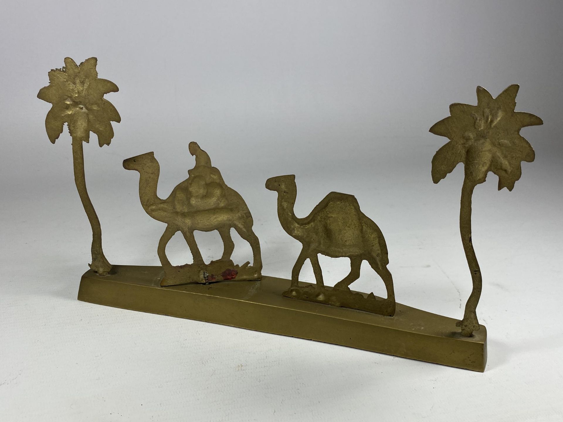 A VINTAGE EGYPTIAN BRASS CAMEL FIGURE GROUP, HEIGHT 15CM - Image 2 of 3