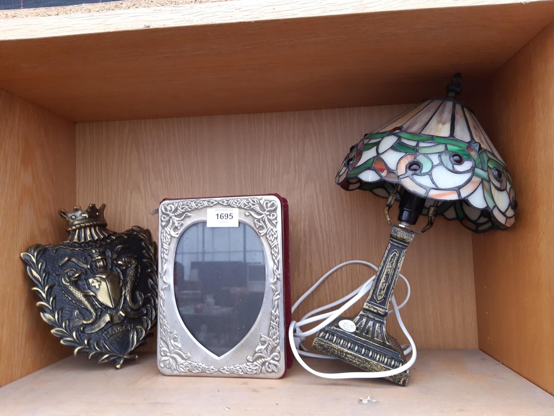 AN ASSORTMENT OF ITEMS TO INCLUDE A TIFFANY STYLE TABLE LAMP AND A PICTURE FRAME ETC