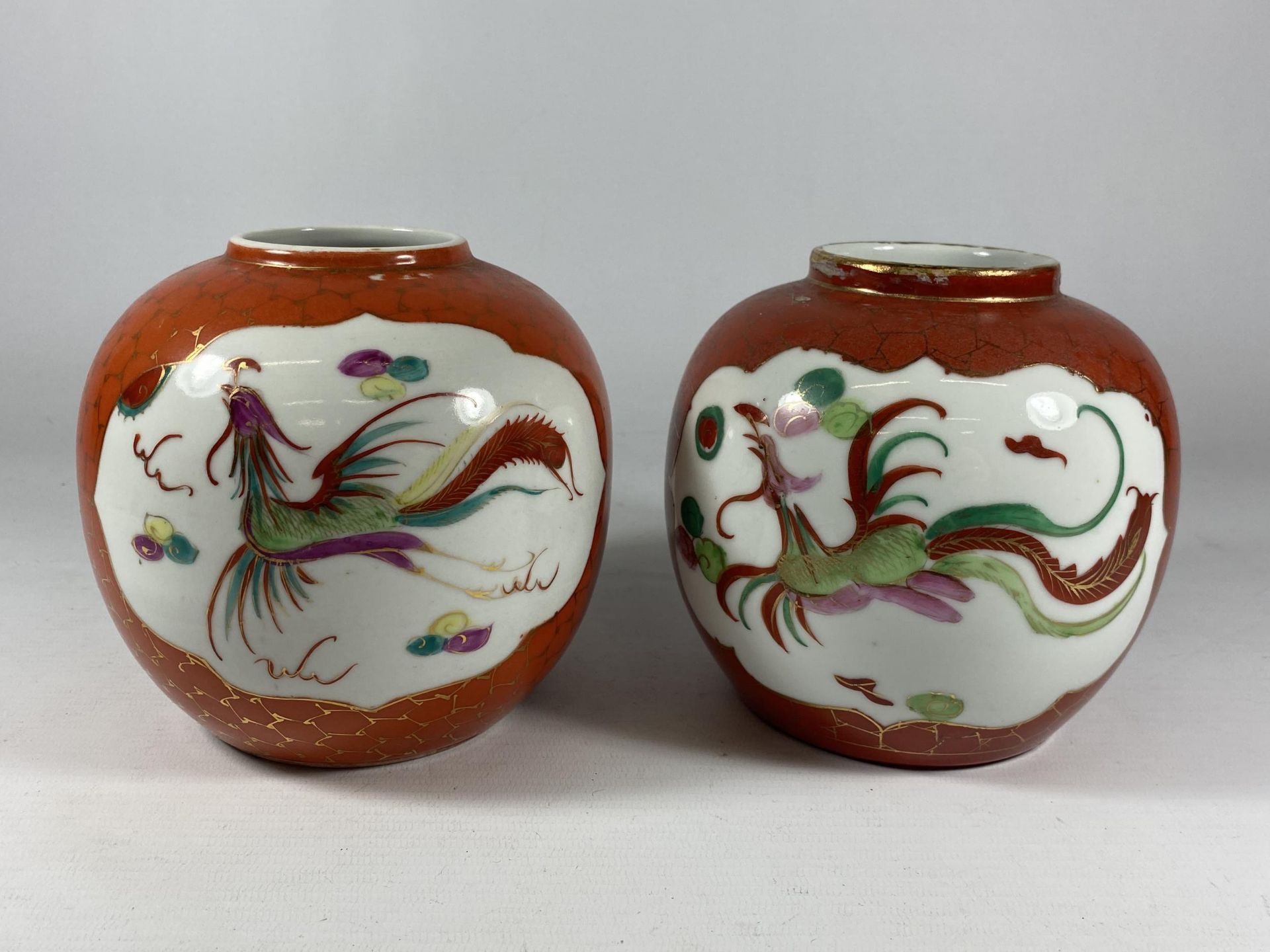 A PAIR OF CHINESE DRAGON DESIGN GINGER JARS - Image 2 of 3