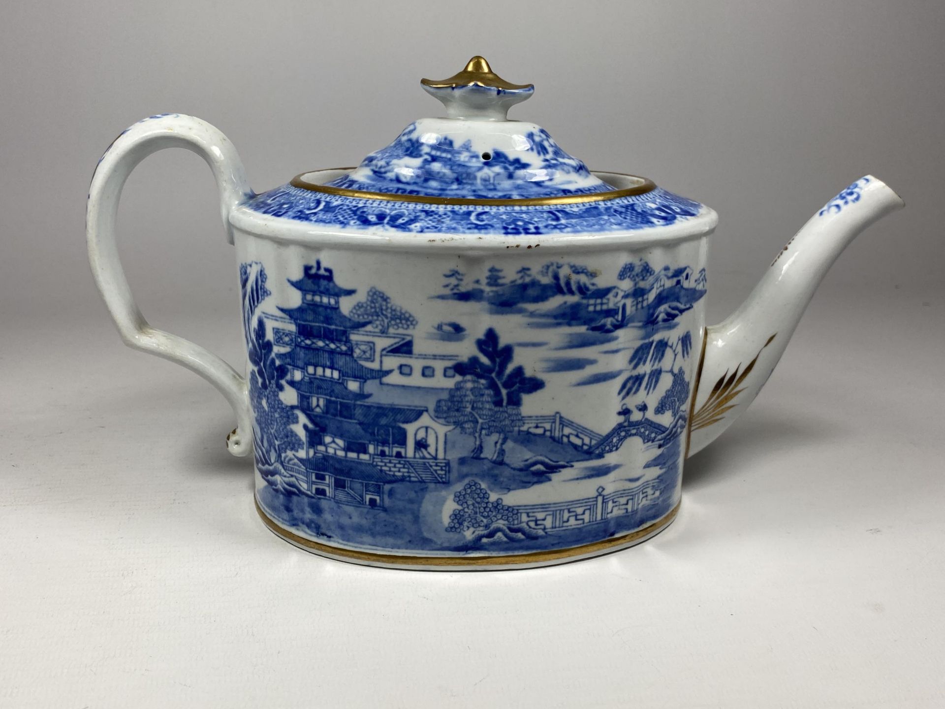 A CHINESE QING BLUE & WHITE EXPORT PORCELAIN TEAPOT WITH PAGODA DESIGN, HEIGHT 15CM