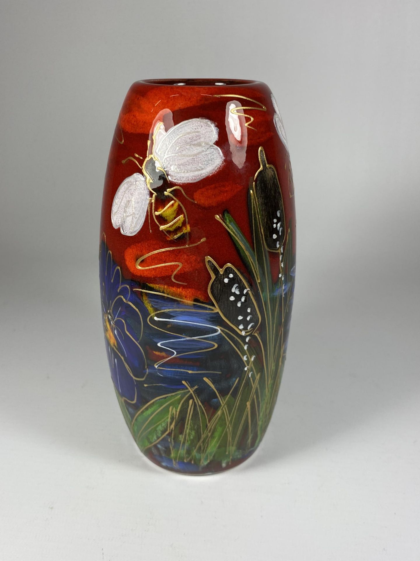 A HANDPAINTED AND SIGNED IN GOLD ANITA HARRIS BEE VASE - Image 2 of 3