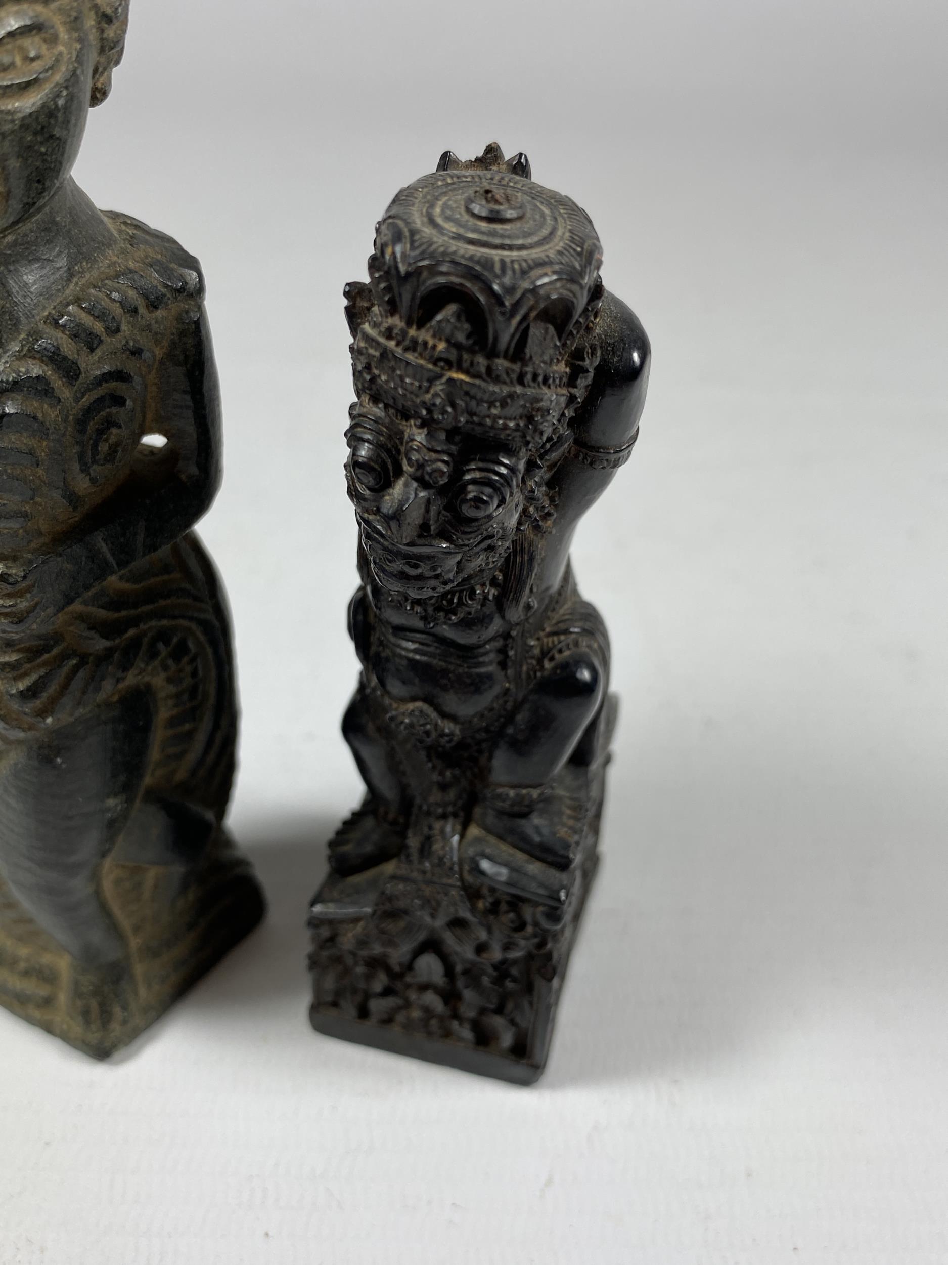 TWO UNUSUAL ITEMS TO INCLUDE A CHINESE DRAGON DESIGN SEAL AND POTTERY FIGURE, HEIGHT 13.5CM - Image 2 of 6