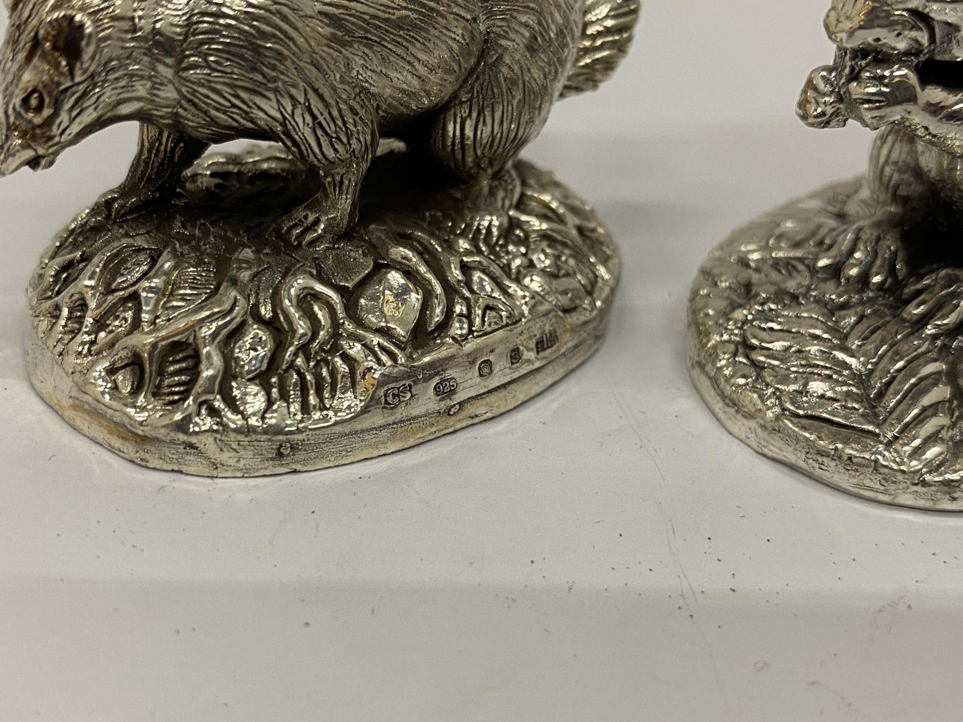 TWO HALLMARKED SILVER FILLED CAMELOT SILVERWARE LTD ANIMALS - SQUIRREL & BADGER - Bild 2 aus 4