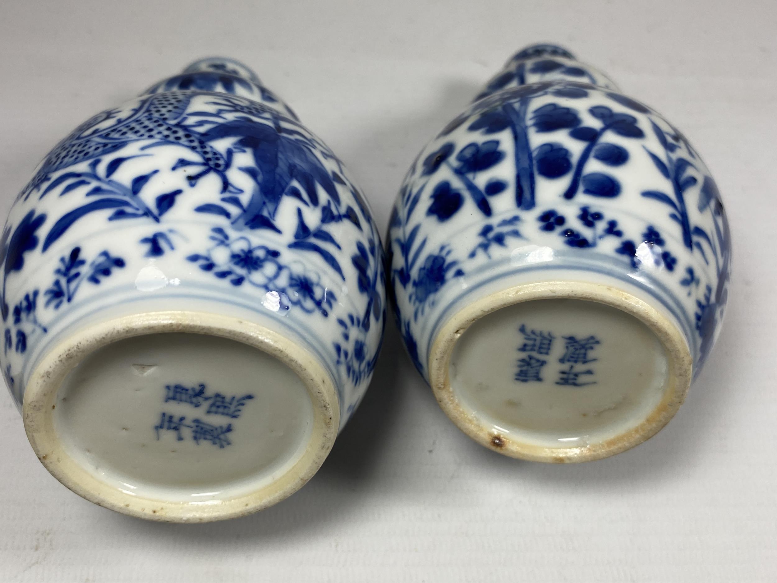 A PAIR OF QING 19TH CENTURY CHINESE BLUE AND WHITE KANGXI STYLE DOUBLE GOURD VASES, FOUR CHARACTER - Image 8 of 9