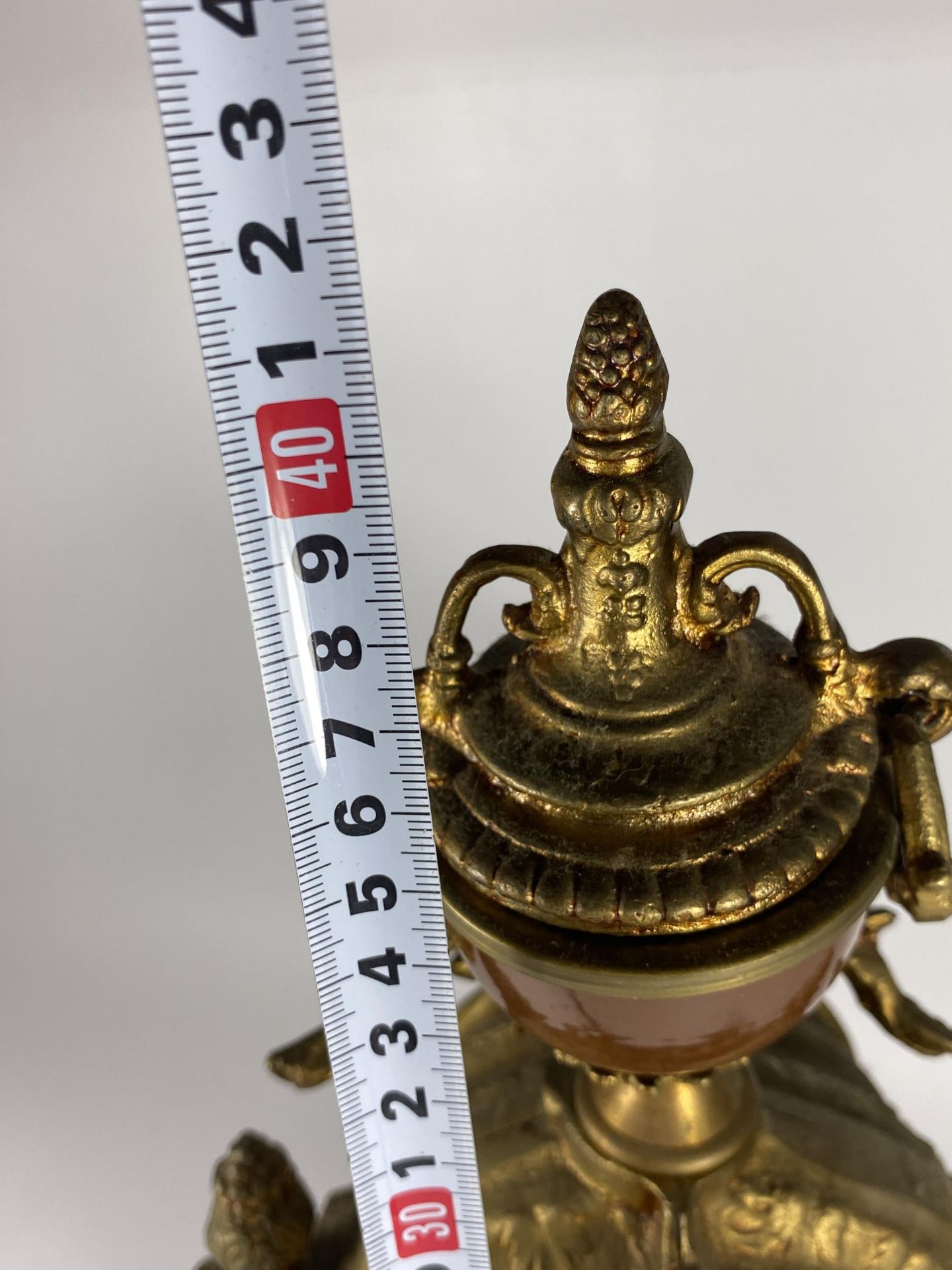 A LIMOGES STYLE DECORATIVE BRASS MANTLE CLOCK, CONVERTED TO BATTERY, HEIGHT 41CM - Image 6 of 6