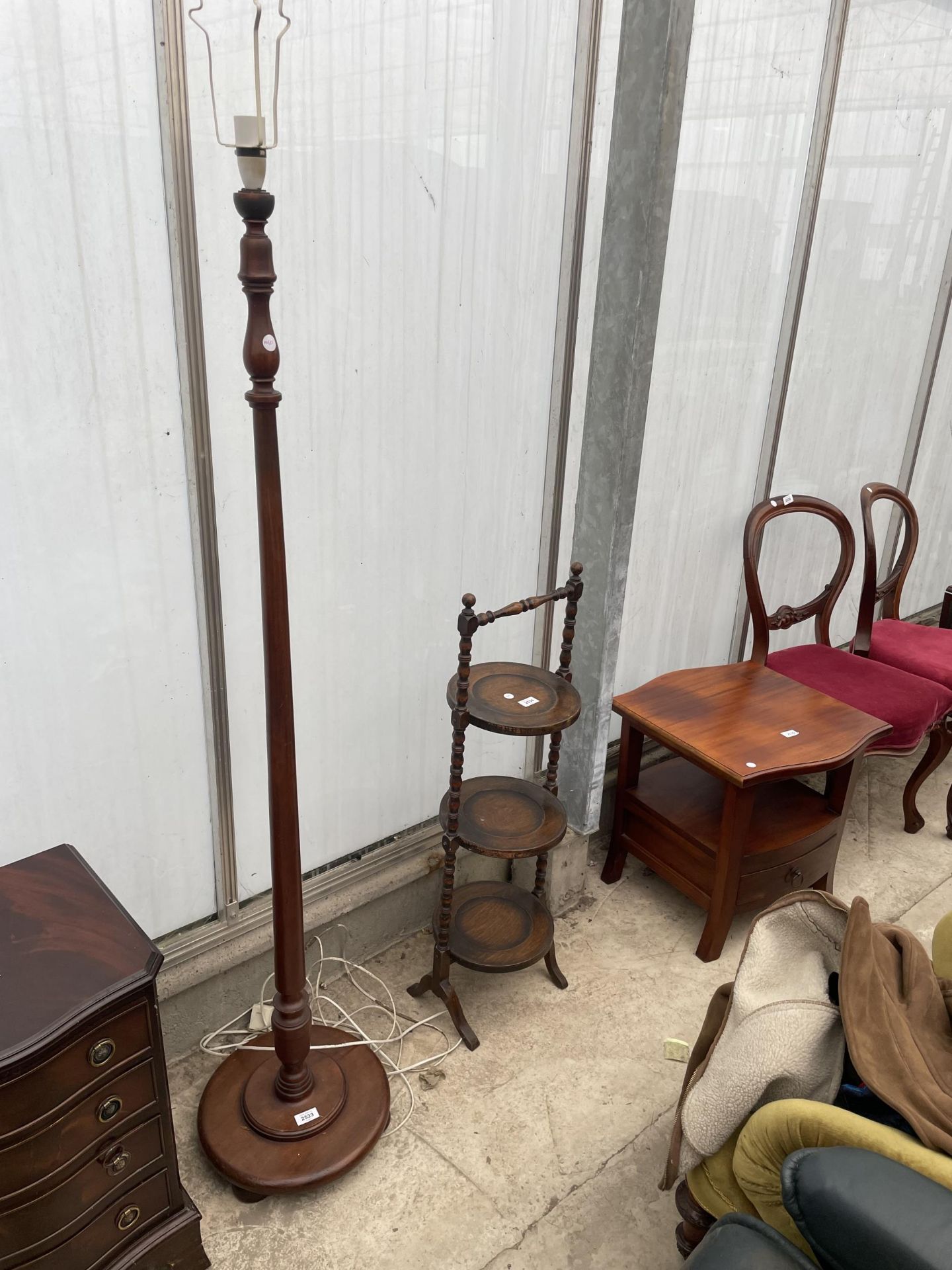 AN EARLY 20TH CENTURY MAHOGANY STANDARD LAMP WITH TURNED COLUMN