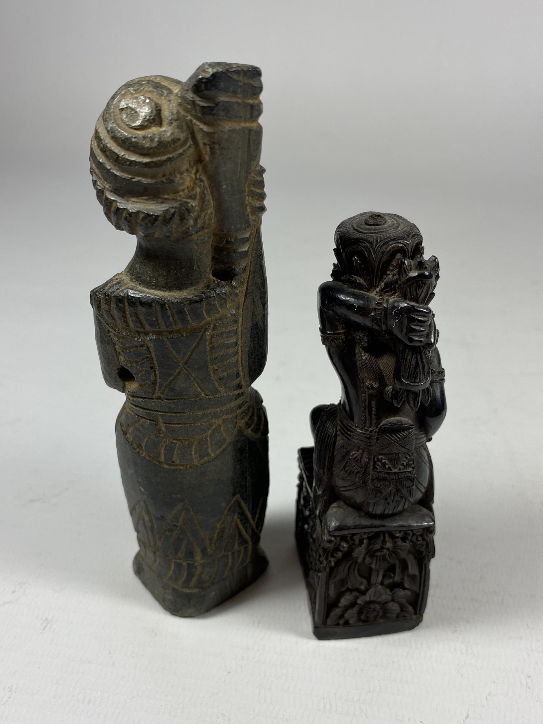 TWO UNUSUAL ITEMS TO INCLUDE A CHINESE DRAGON DESIGN SEAL AND POTTERY FIGURE, HEIGHT 13.5CM - Image 3 of 6
