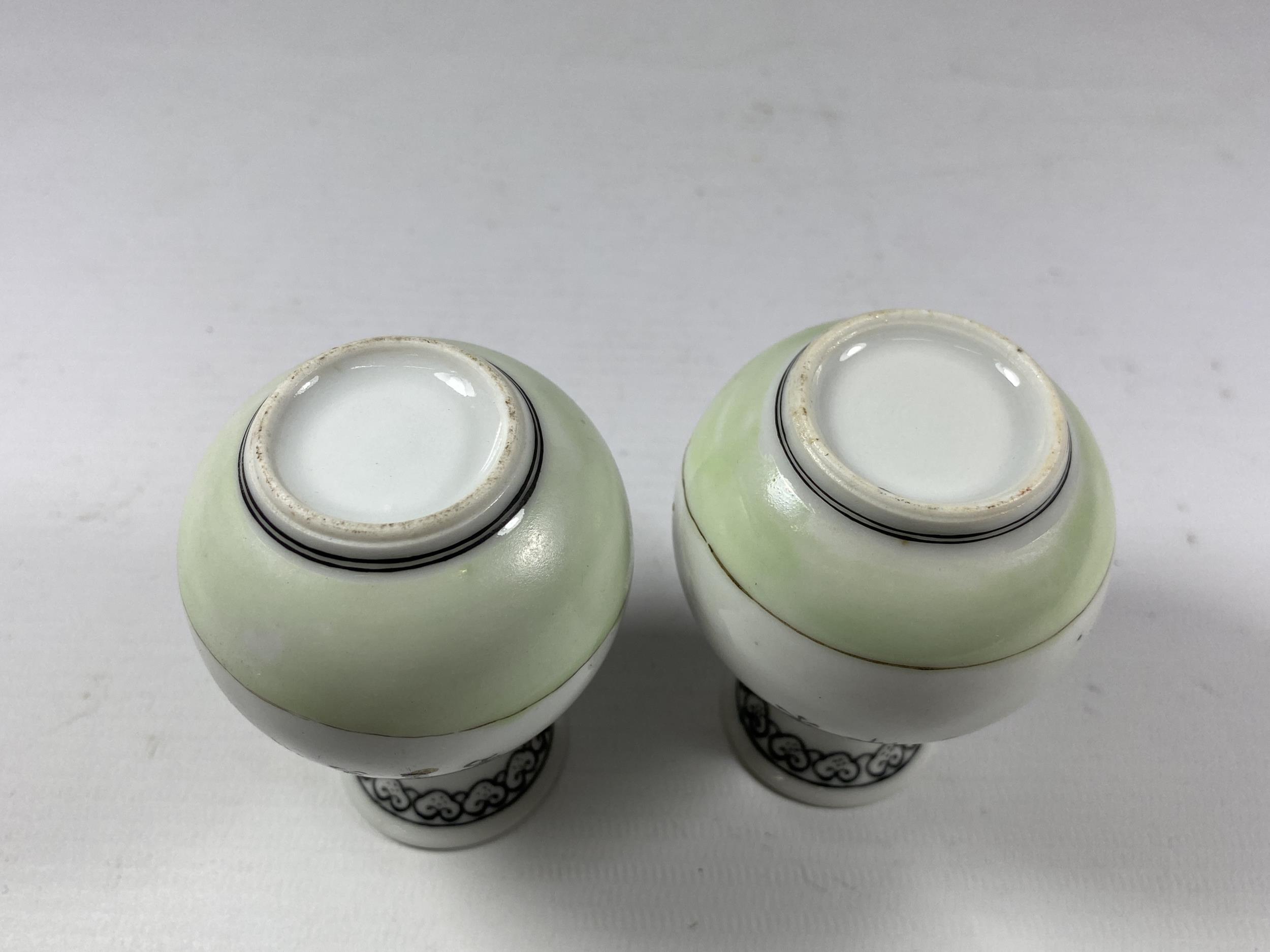A PAIR OF MINIATURE CHINESE PORCELAIN BOTTLE VASES WITH CALLIGRAPHY DESIGN, HEIGHT 7.5CM - Image 3 of 4