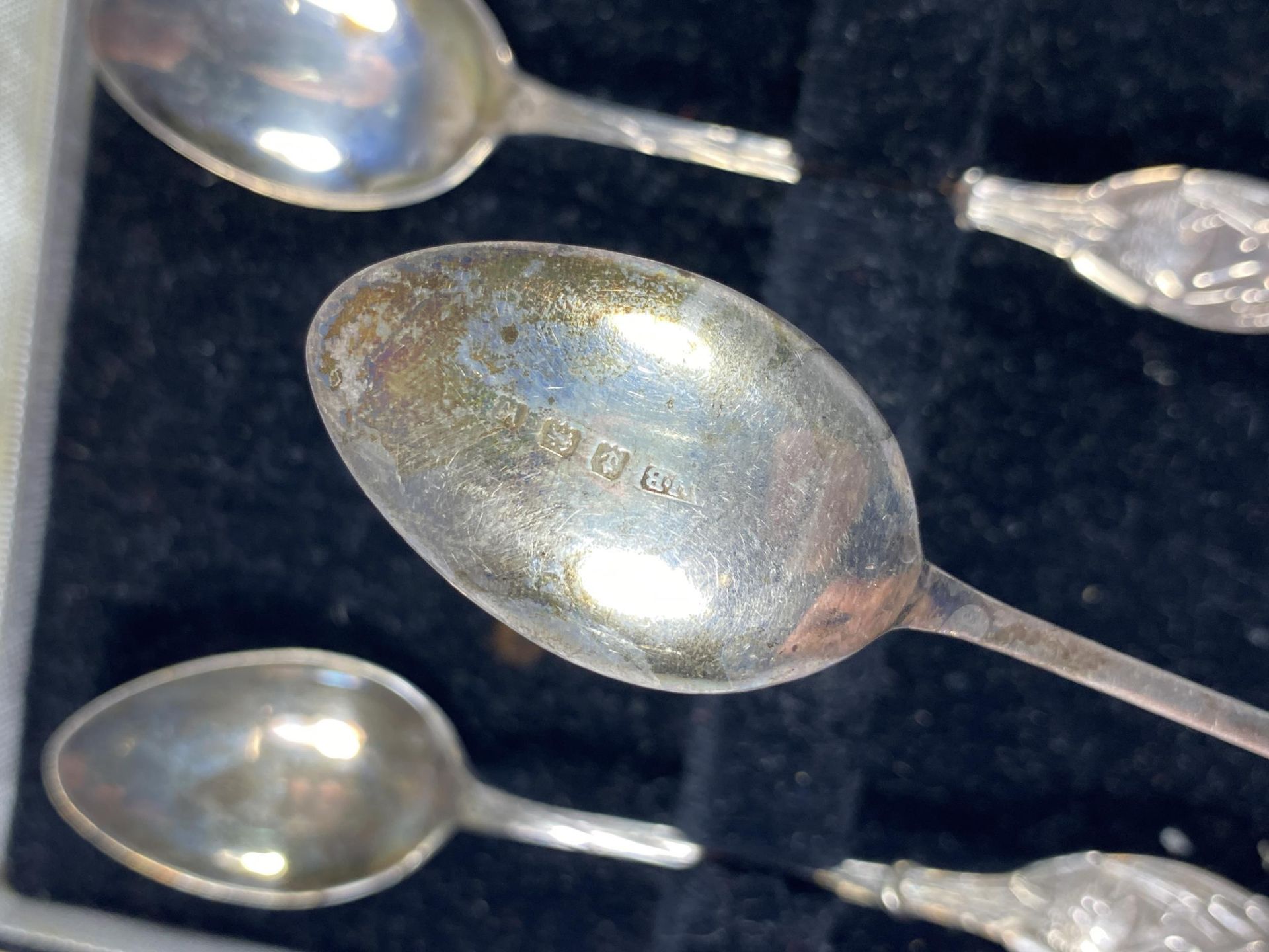 A CASED SET OF SIX HALLMARKED SILVER TEASPOONS WITH SWAN DESIGN HANDLE AND TWO SILVER DECANTER - Bild 4 aus 5