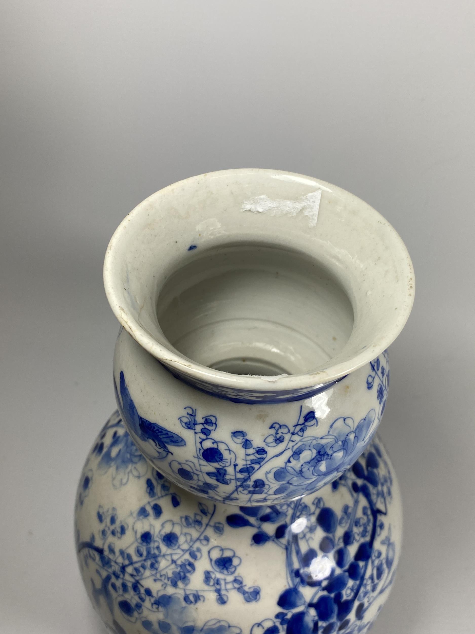 A JAPANESE MEIJI PERIOD (1868-1912) BLUE AND WHITE DOUBLE GOURD VASE, HEIGHT 26CM - Image 4 of 5