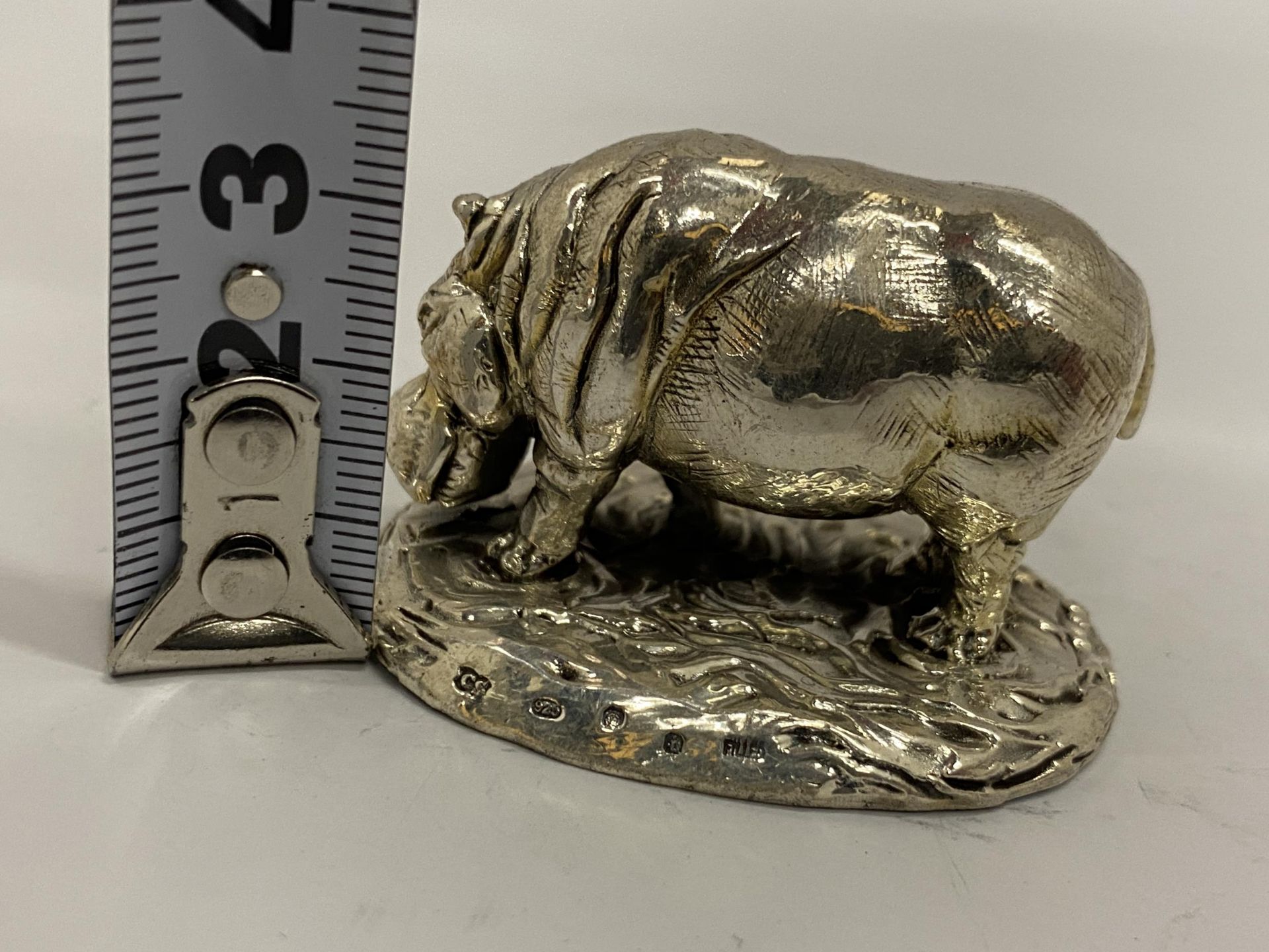 A HALLMARKED SILVER FILLED CAMELOT SILVERWARE LTD HIPPO FIGURE - Image 4 of 4