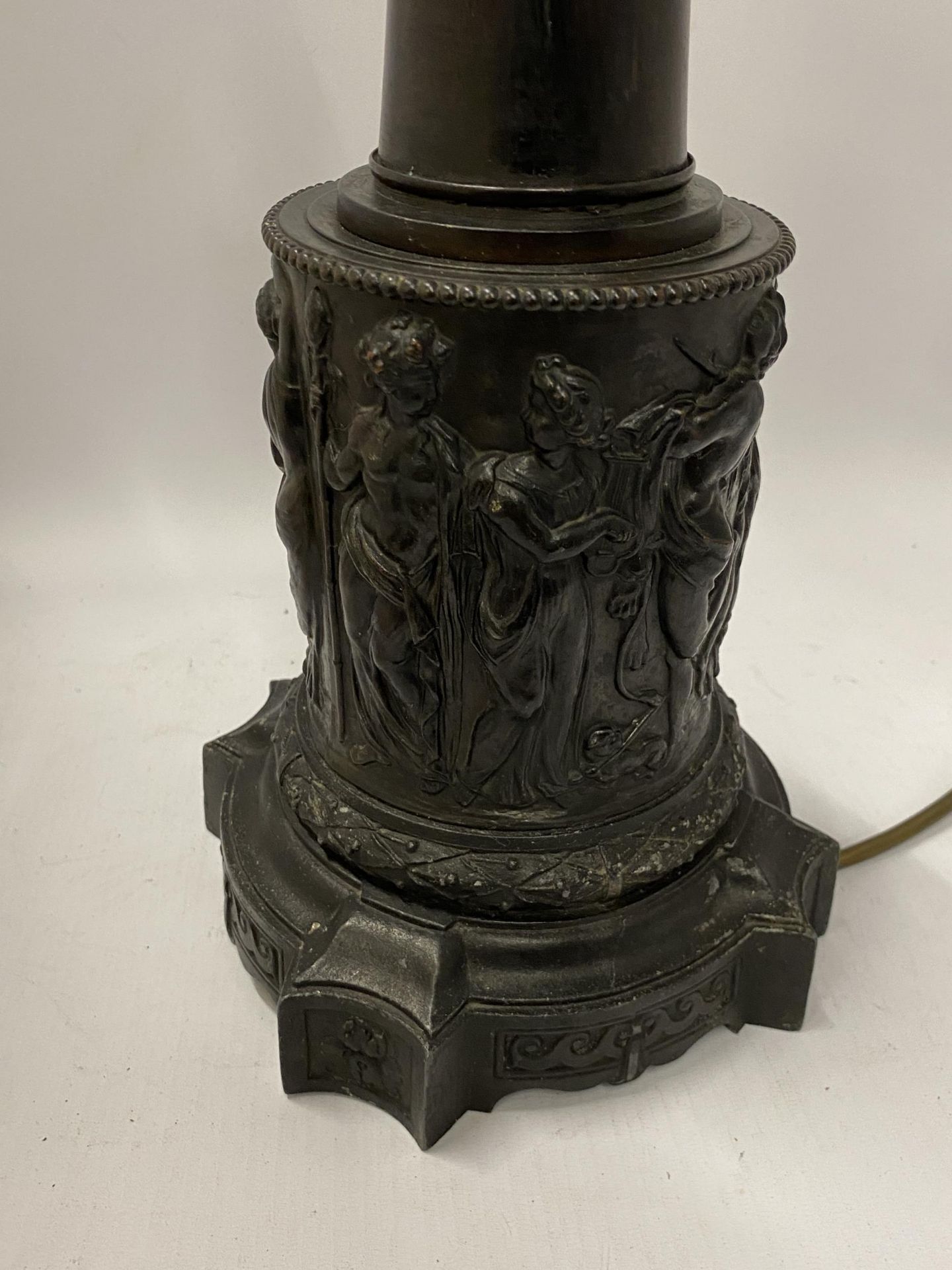 A VINTAGE SPELTER TABLE LAMP BASE WITH CLASSICAL FIGURE DESIGN, HEIGHT 37CM - Image 2 of 2
