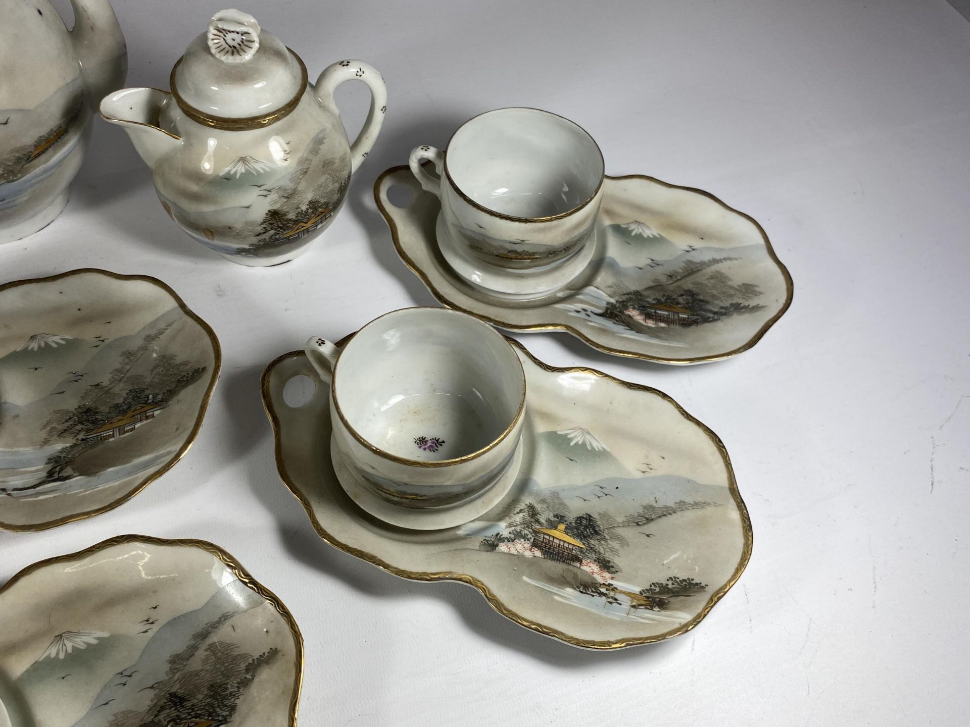 A LARGE CHINESE EGGSHELL PORCELAIN DINNER SERVICE COMPRISING TEAPOT, SUGAR BOWL, CREAM JUG & SIX - Image 5 of 7