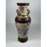 A 19/20TH CENTURY CHINESE CRACKLE GLAZE WARRIOR DESIGN VASE, SEAL MARK TO BASE, HEIGHT 26CM