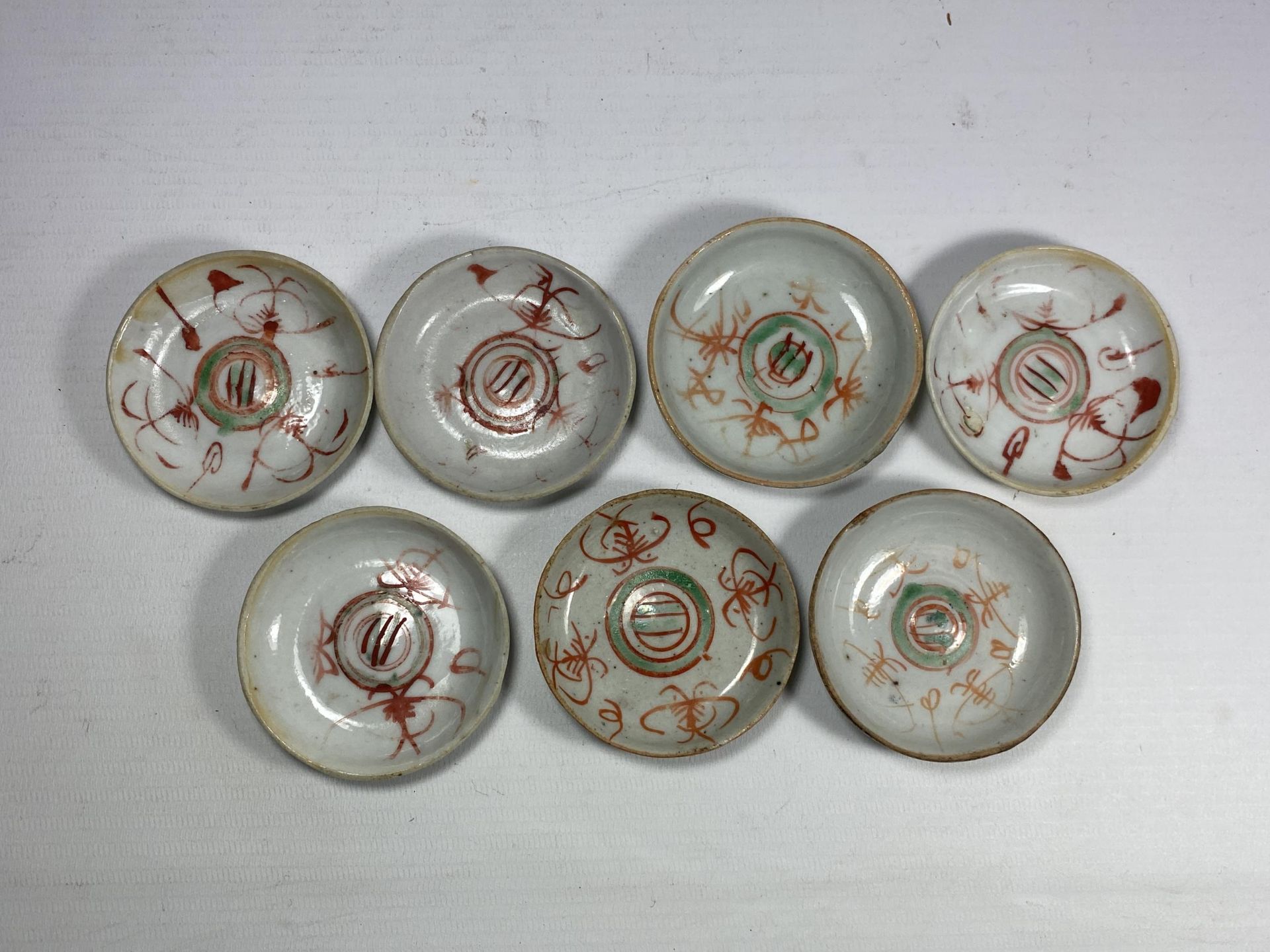 A SET OF SEVEN 18/19TH CENTURY CHINESE PORCELAIN DISHES, DIAMETER 6.5CM