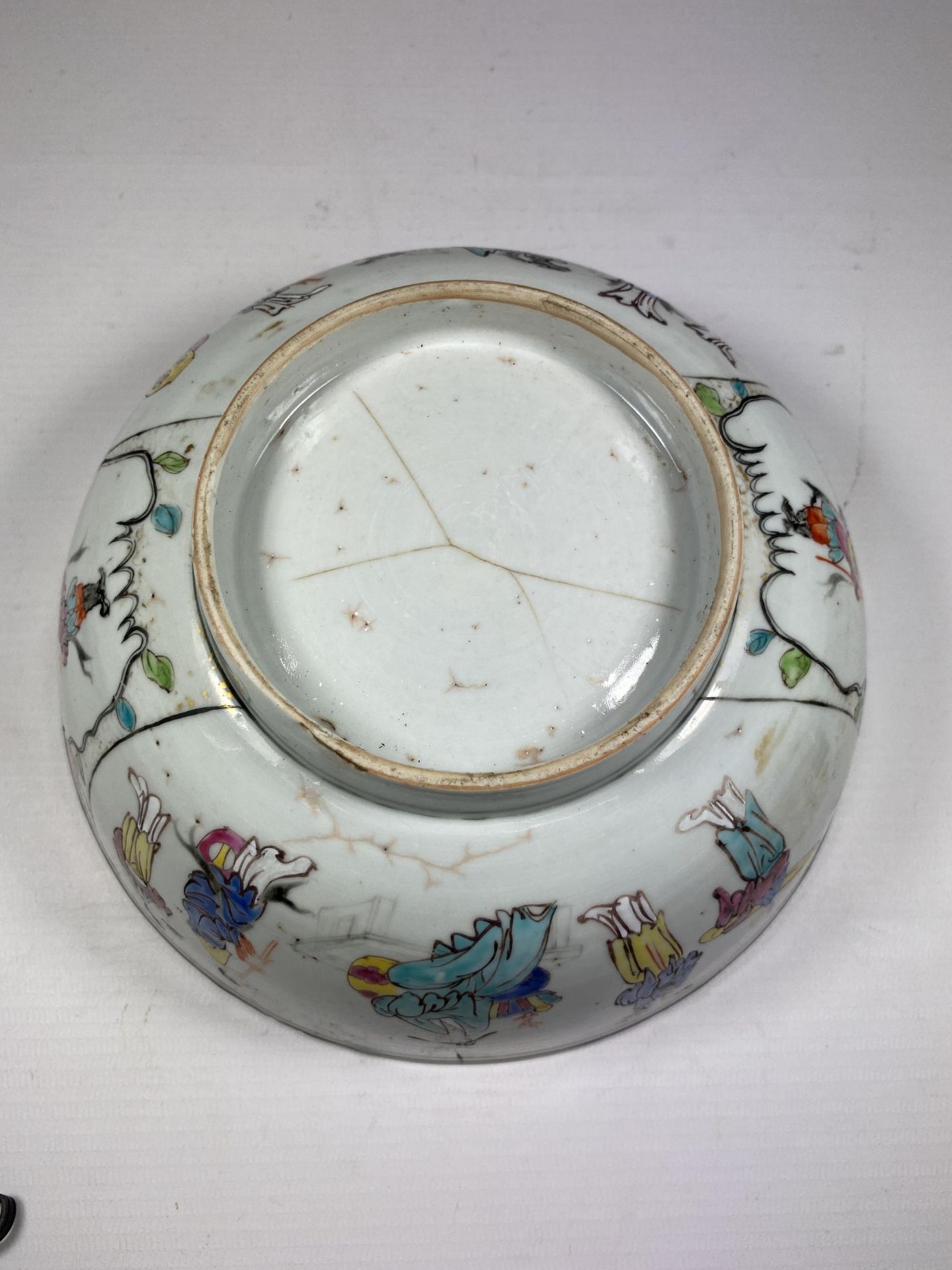 A LATE 18TH / EARLY 19TH CENTURY CHINESE PORCELAIN BOWL WITH ENAMELLED FIGURE DESIGN, DIAMETER 20CM - Image 5 of 8