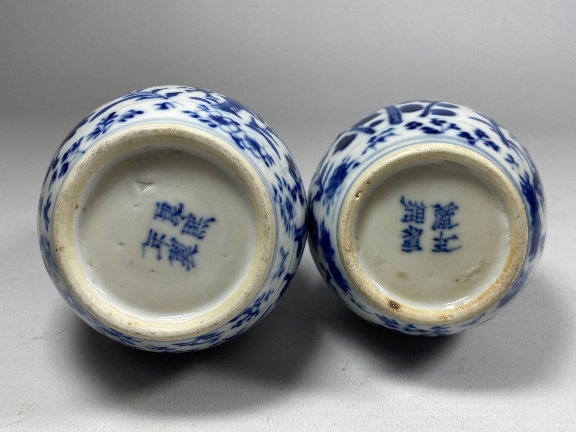 A PAIR OF QING 19TH CENTURY CHINESE BLUE AND WHITE KANGXI STYLE DOUBLE GOURD VASES, FOUR CHARACTER - Image 7 of 9