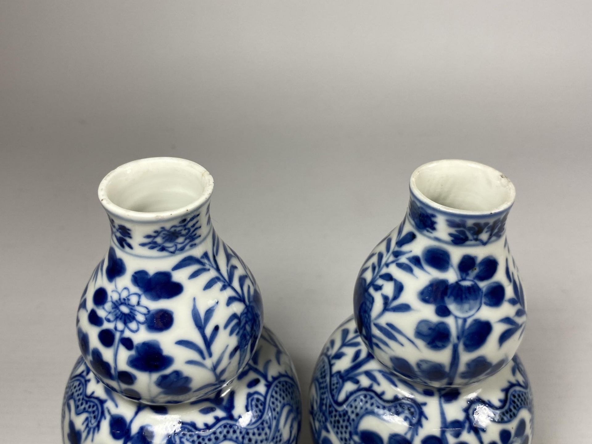 A PAIR OF QING 19TH CENTURY CHINESE BLUE AND WHITE KANGXI STYLE DOUBLE GOURD VASES, FOUR CHARACTER - Image 6 of 9