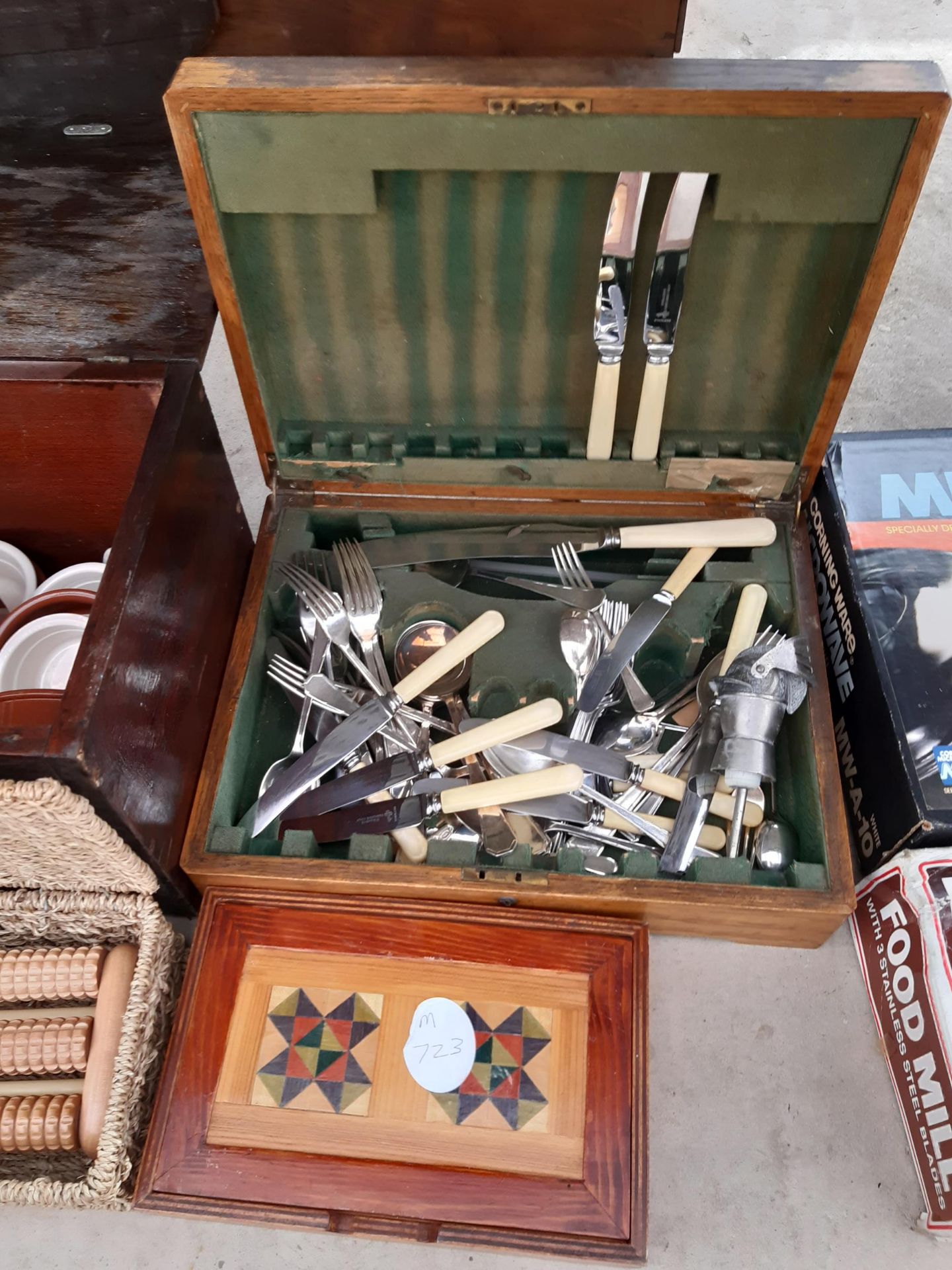 AN ASSORTMENT OF ITEMS TO INCLUDE RAMEKINS AND FLATWARE ETC - Image 3 of 4