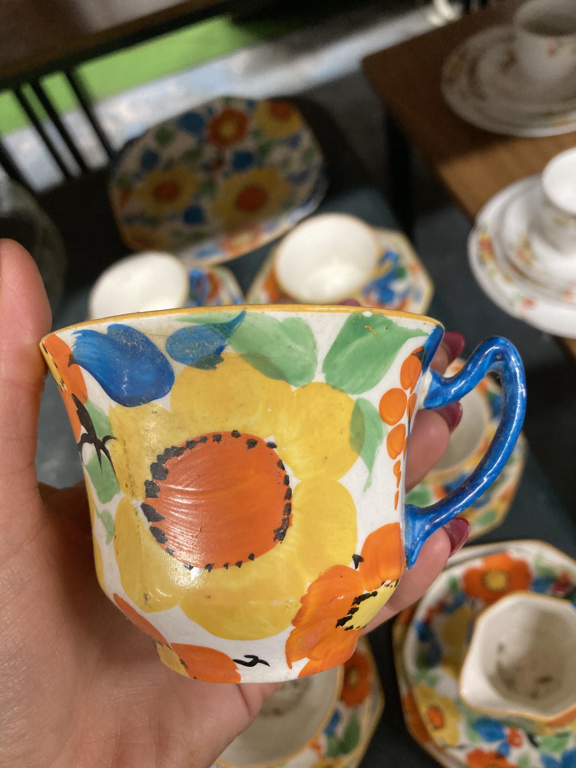 A VINTAGE TEASET IN A FLORAL DESIGN TO INCLUDE A CAKE PLATE, CUPS, SAUCERS, SIDE PLATES, A CREAM JUG - Image 3 of 3