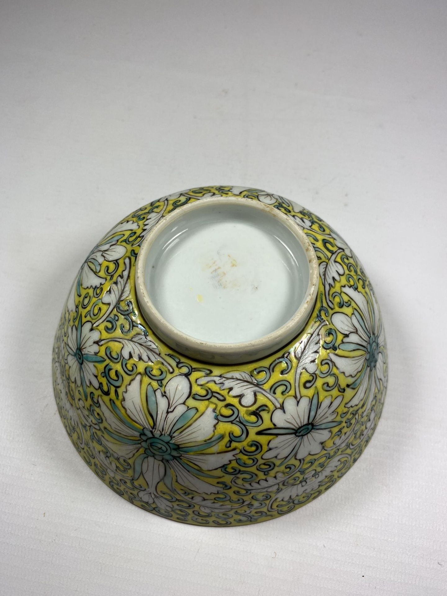 A 19TH CENTURY CHINESE EXPORT FAMILLE JAUNE PORCELAIN BOWL WITH ENAMELLED FLORAL DESIGN, UNMARKED TO - Image 6 of 9