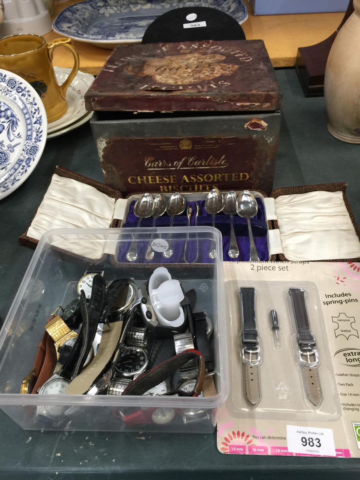 VARIOUS COLLECTABLE ITEMS TO INCLUDE A COLLECTION OF WATCHES, A BOXED SET OF TEASPOONS AND NIPS