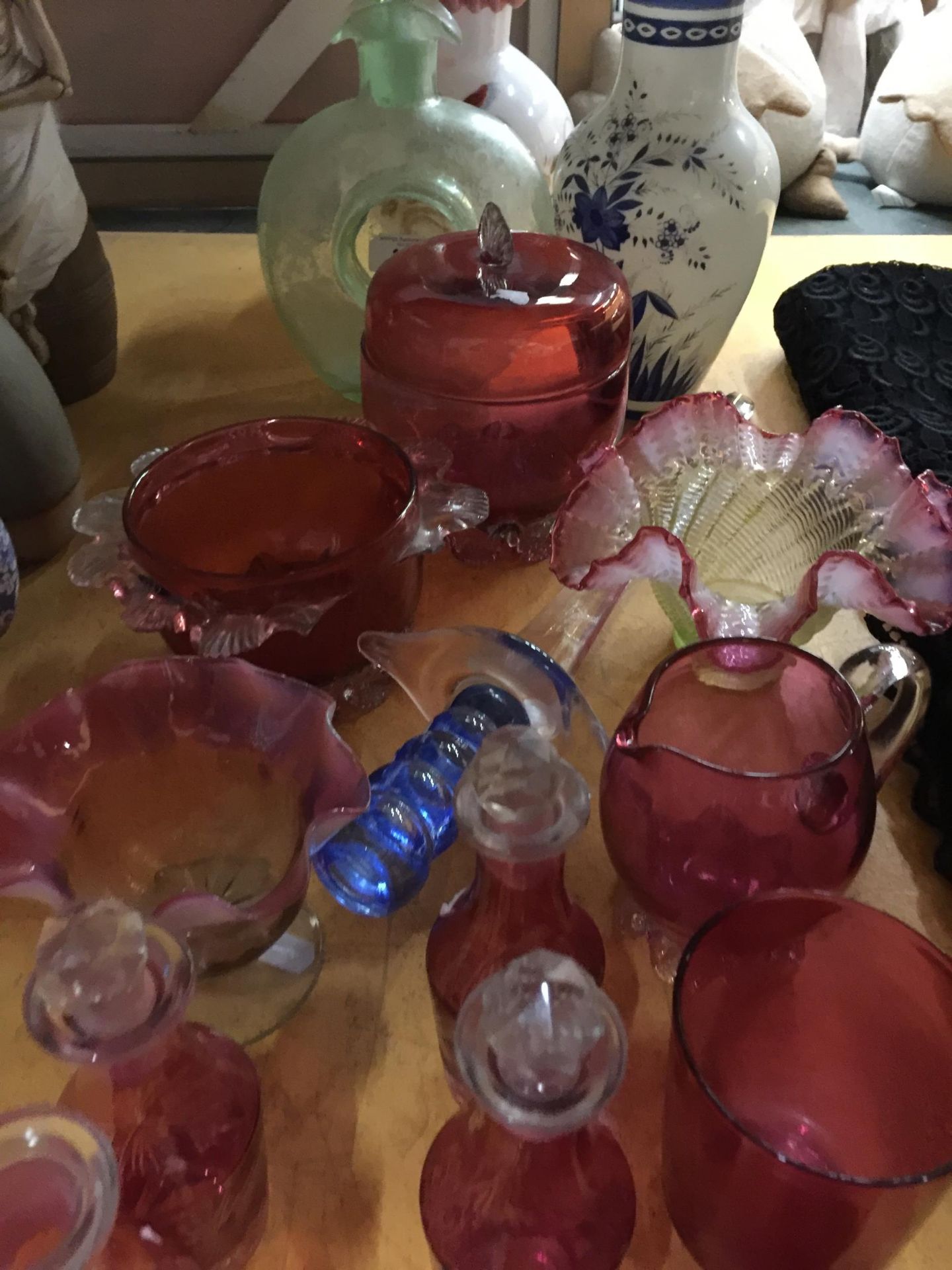 A QUANTITY OF VINTAGE GLASSWARE TO INCLUDE CRANBERRY BOWLS, BOTTLES WITH STOPPERS, JUGS, ETC PLUS - Image 3 of 4