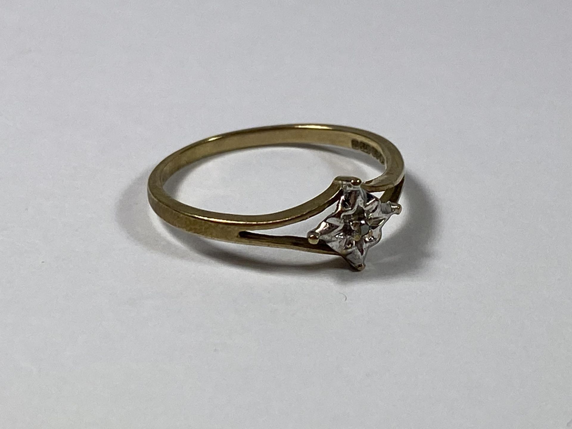 A 9CT GOLD DIAMOND RING, WEIGHT 1.2G