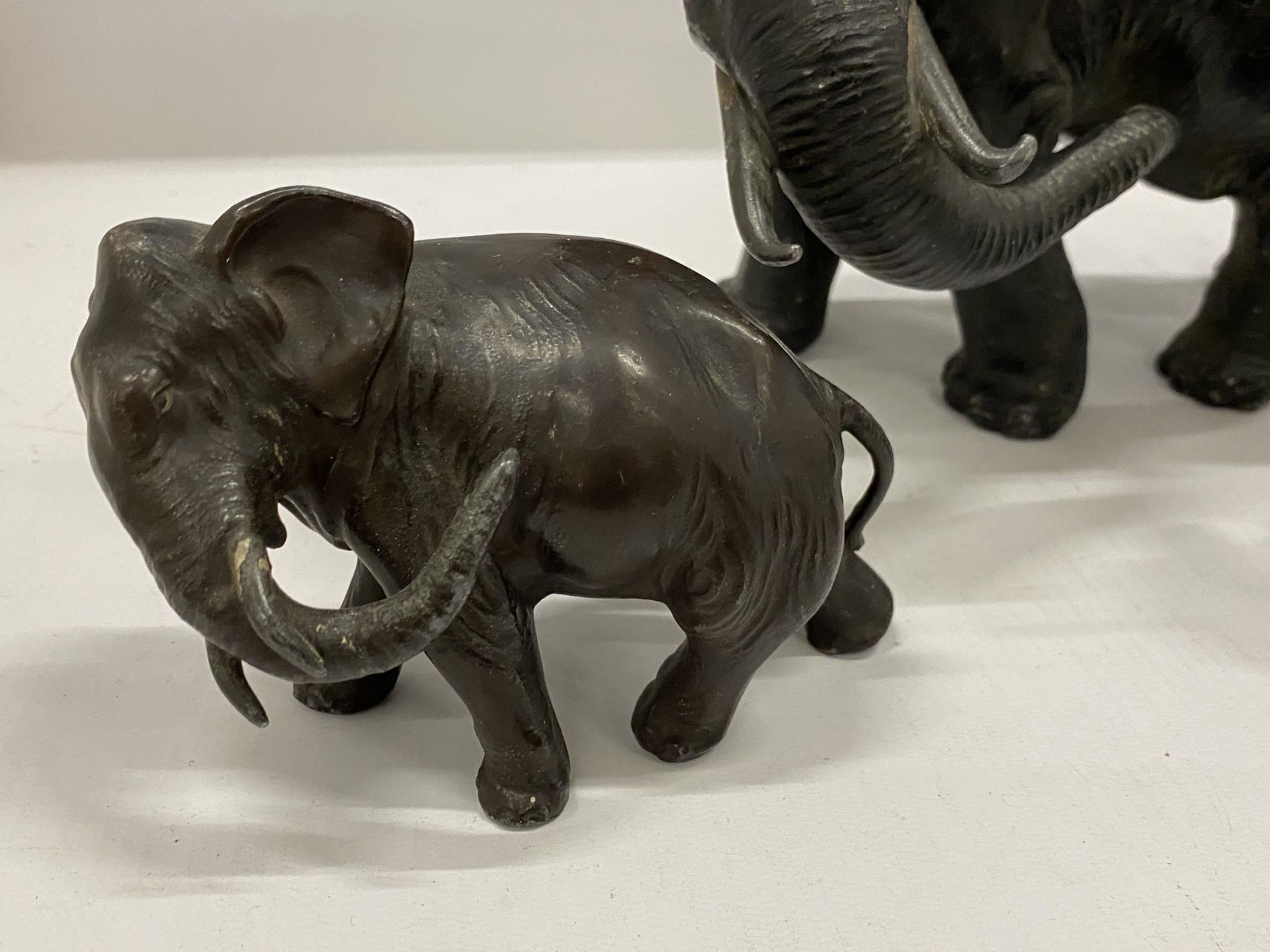 A SET OF THREE VINTAGE SPELTER/LEAD ELEPHANT MODELS, HEIGHT 19CM - Image 3 of 5