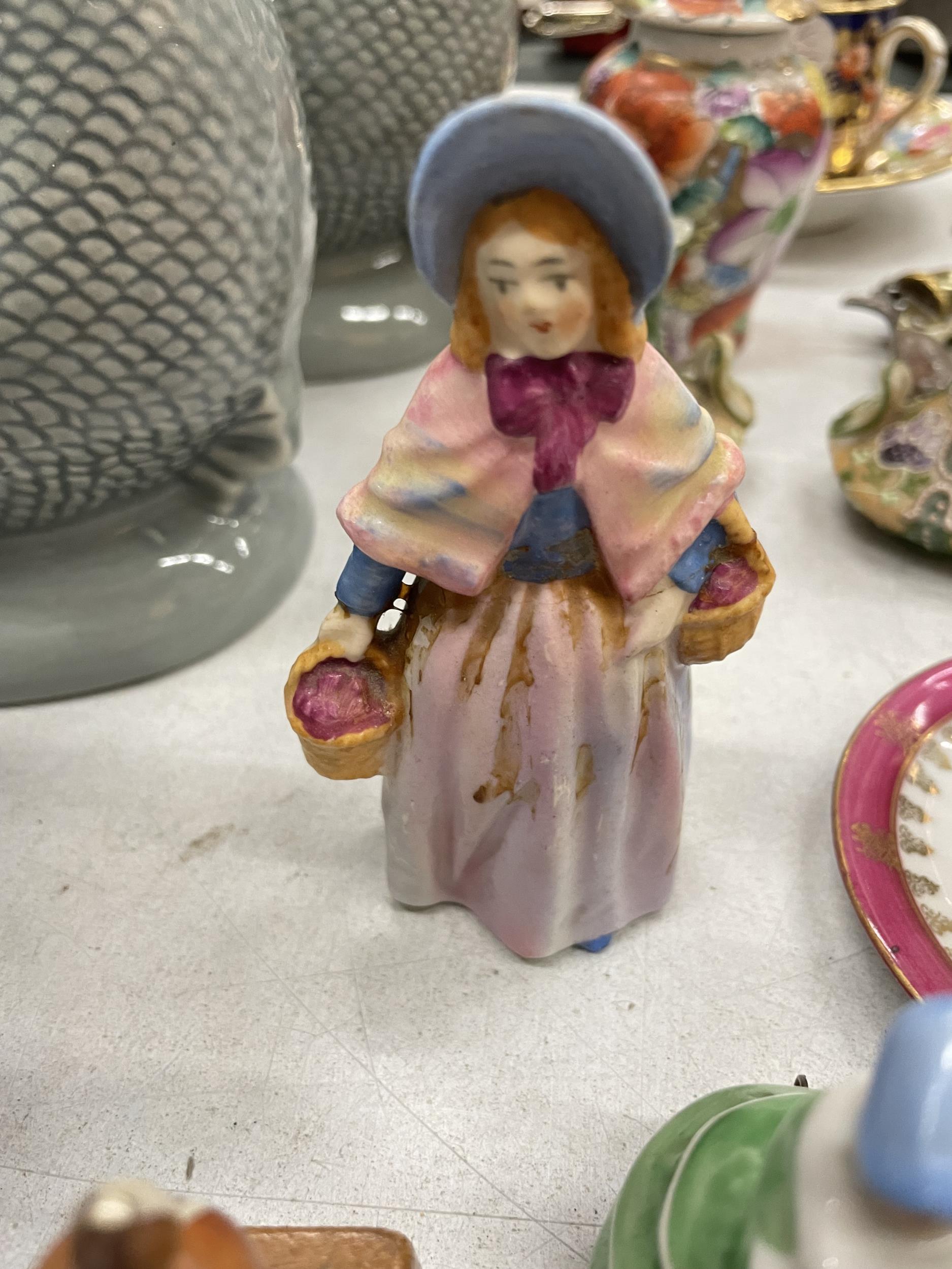 A COLLECTION OF MINIATURE ITEMS TO INCLUDE A TEASET, CUPS AND SAUCERS, FIGURES, VASES, PISTOL ETC - Image 2 of 5