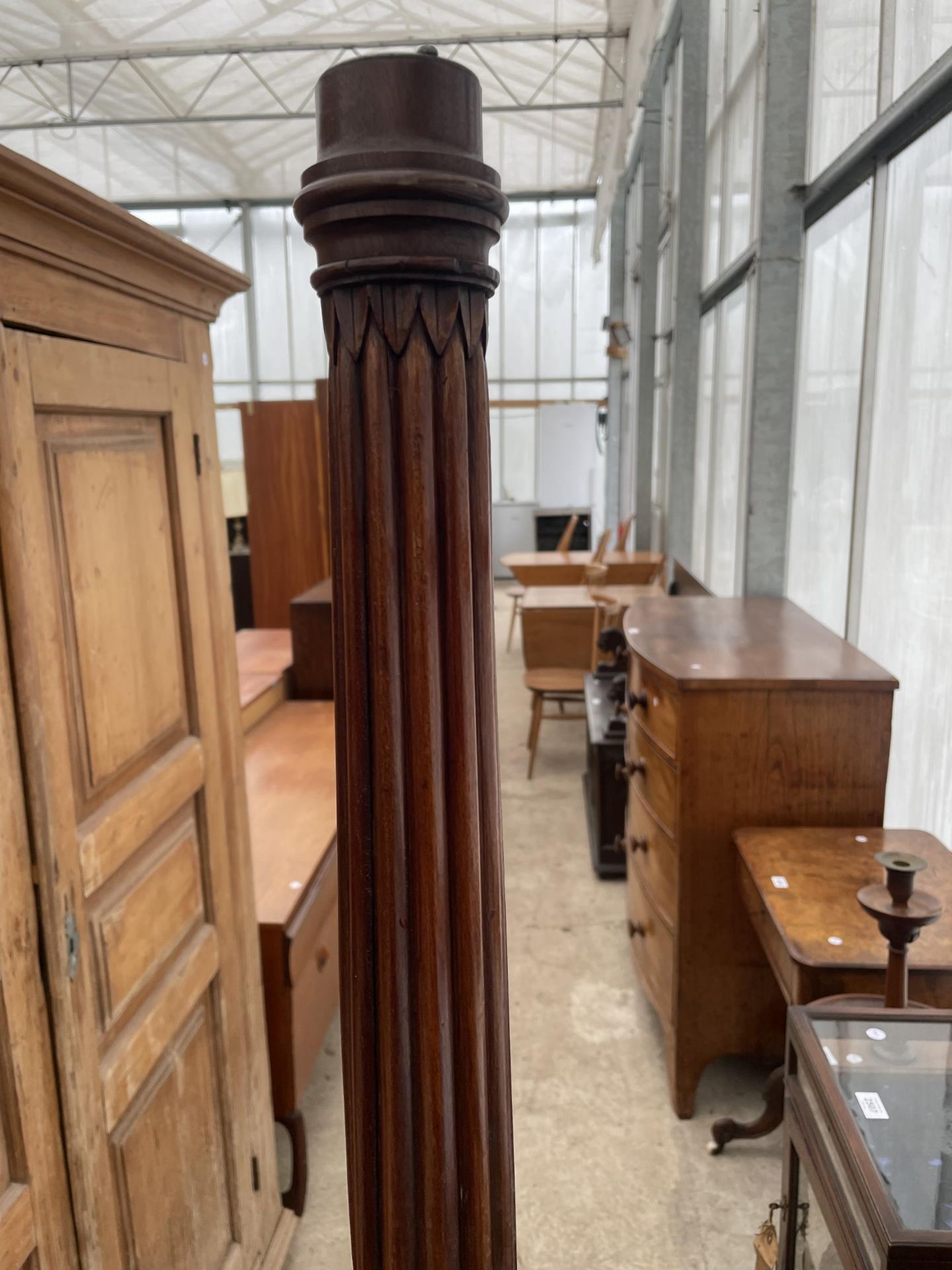 AN EARLY 20TH CENTURY MAHOGANY STANDARD LAMP ON STEPPED BASE WITH TURNED AND FLUTED COLUMN - Image 2 of 3
