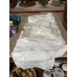 A QUANTITY OF VINTAGE LINEN AND COTTON NAPKINS, COASTERS, ETC