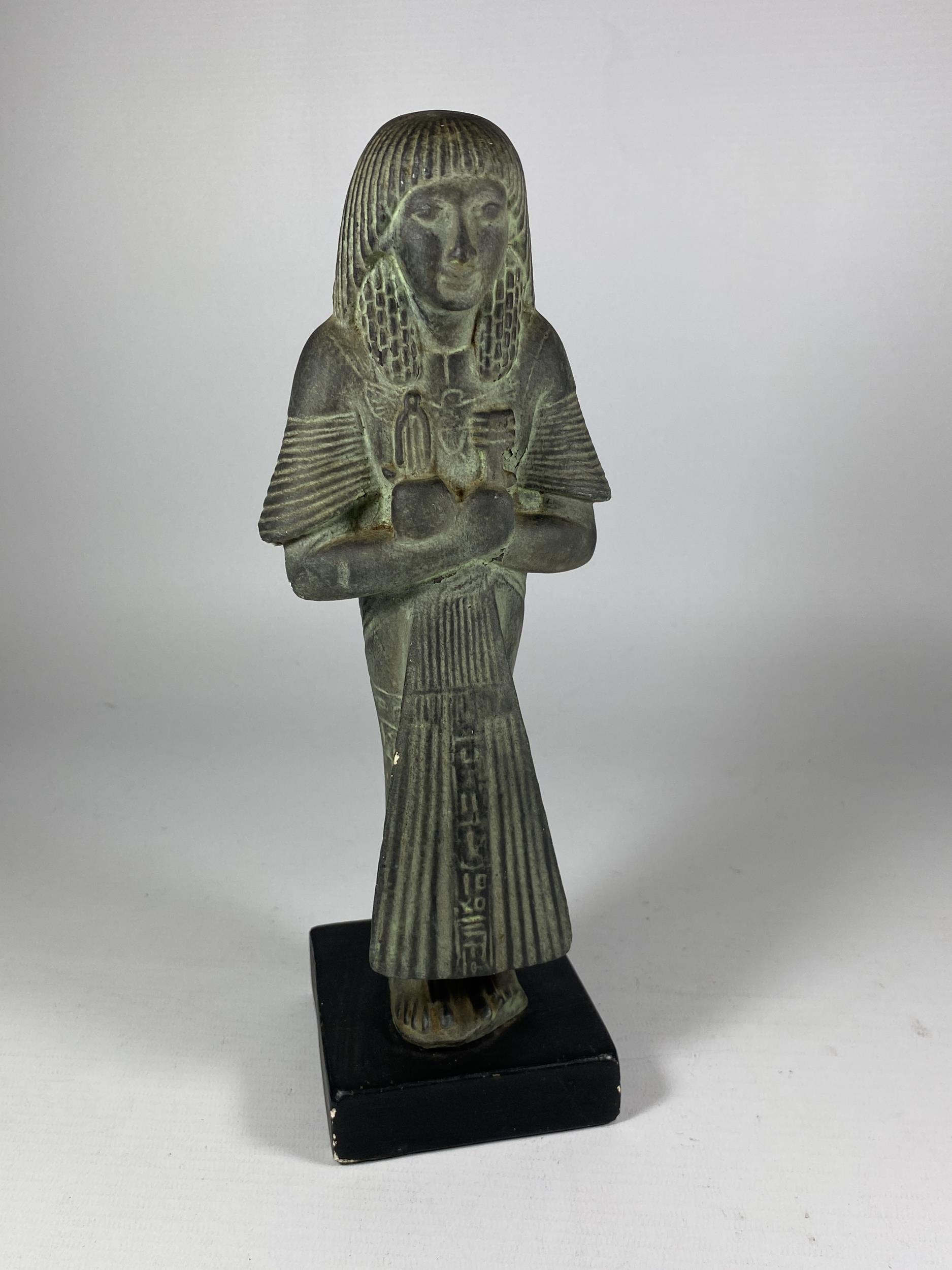 AN EGYPTIAN POTTERY FIGURE ON WOODEN BASE, HEIGHT 27CM