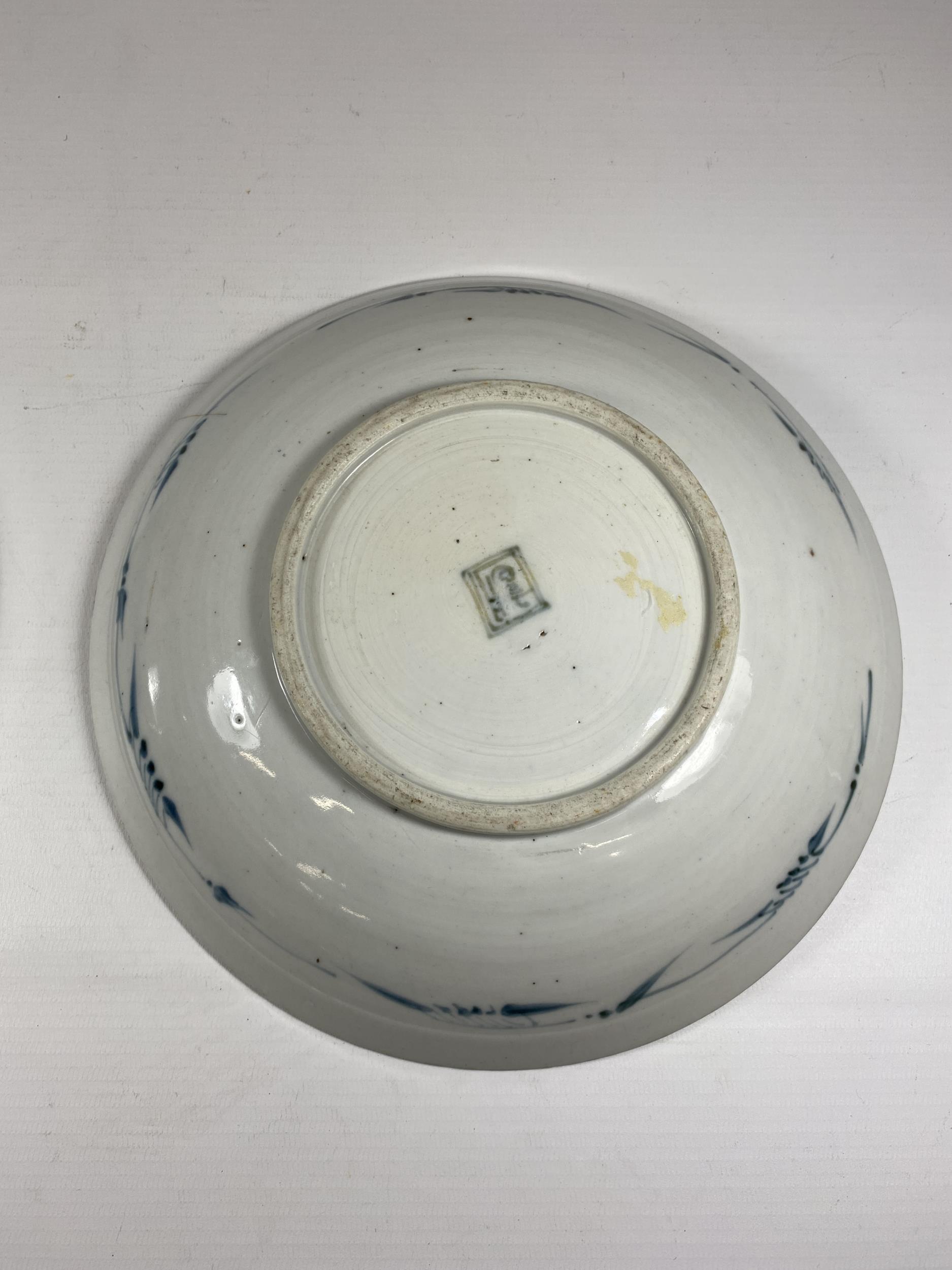 A PAIR OF CHINESE QING 19TH CENTURY BLUE AND WHITE PLATES WITH ROOSTER & FLORAL DESIGN, SEAL MARK TO - Image 6 of 8