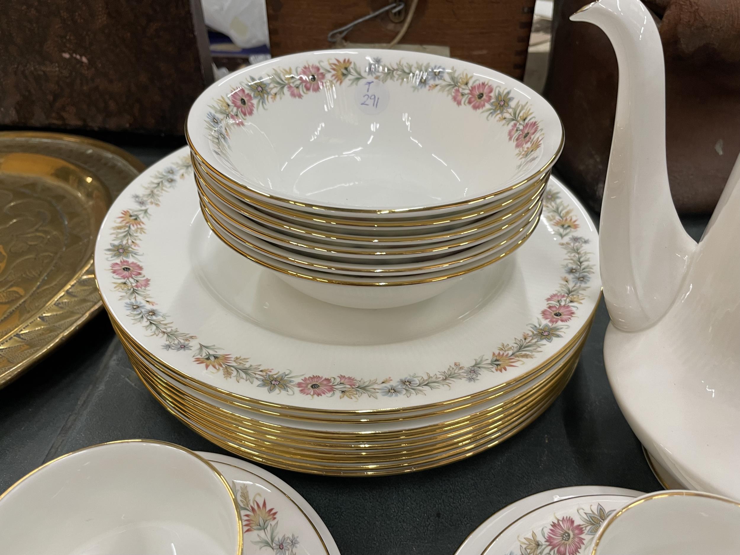 A PARAGON BELINDA PART DINNER SERVICE TO INCLUDE DINNER PLATES, CUPS AND SAUCERS, COFFEE POT, - Image 3 of 5