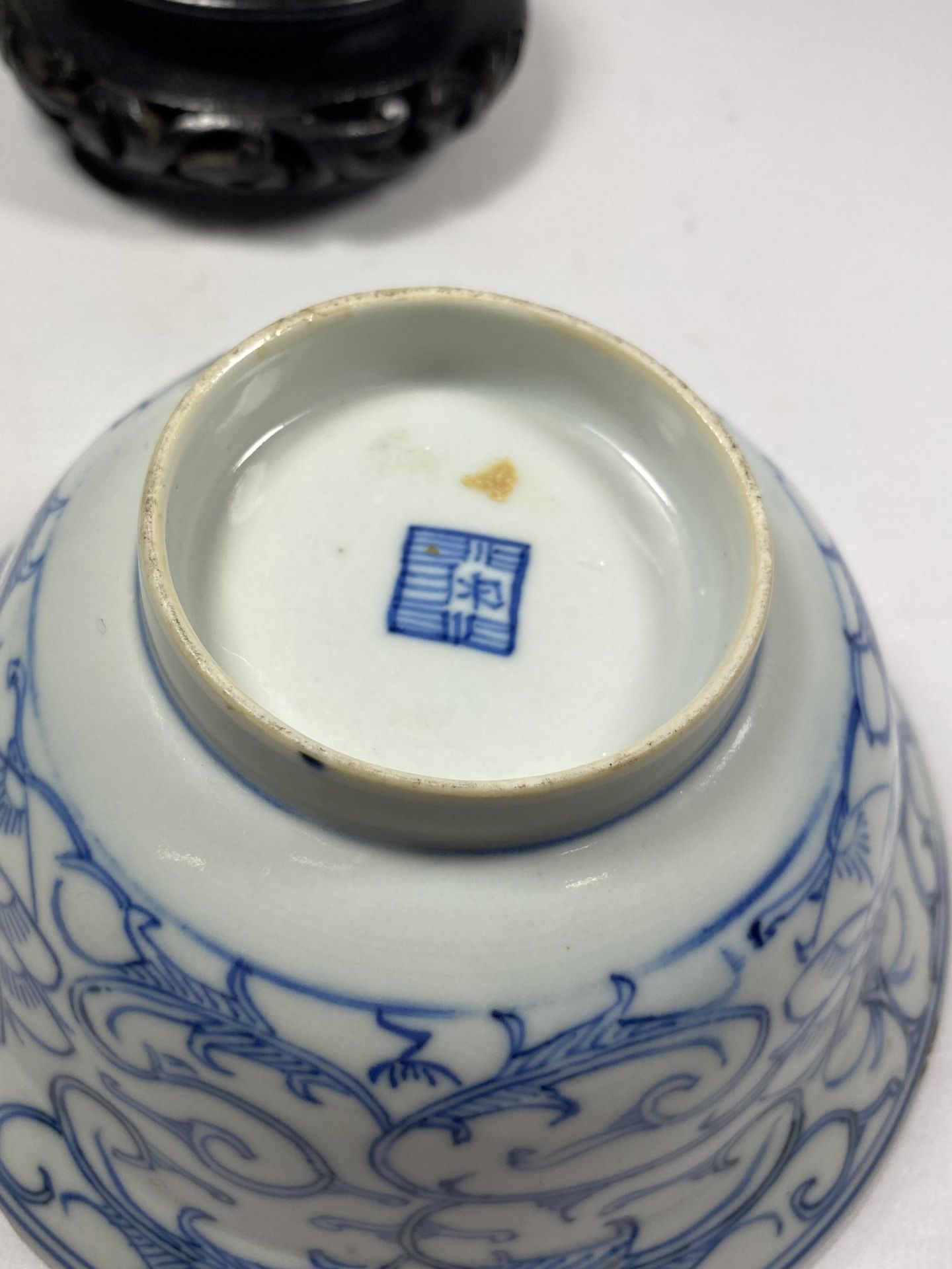 A MID-LATE 19TH CENTURY CHINESE QING TONGZHI PERIOD (1862-1874) BLUE & WHITE PORCELAIN BOWL ON - Image 6 of 8