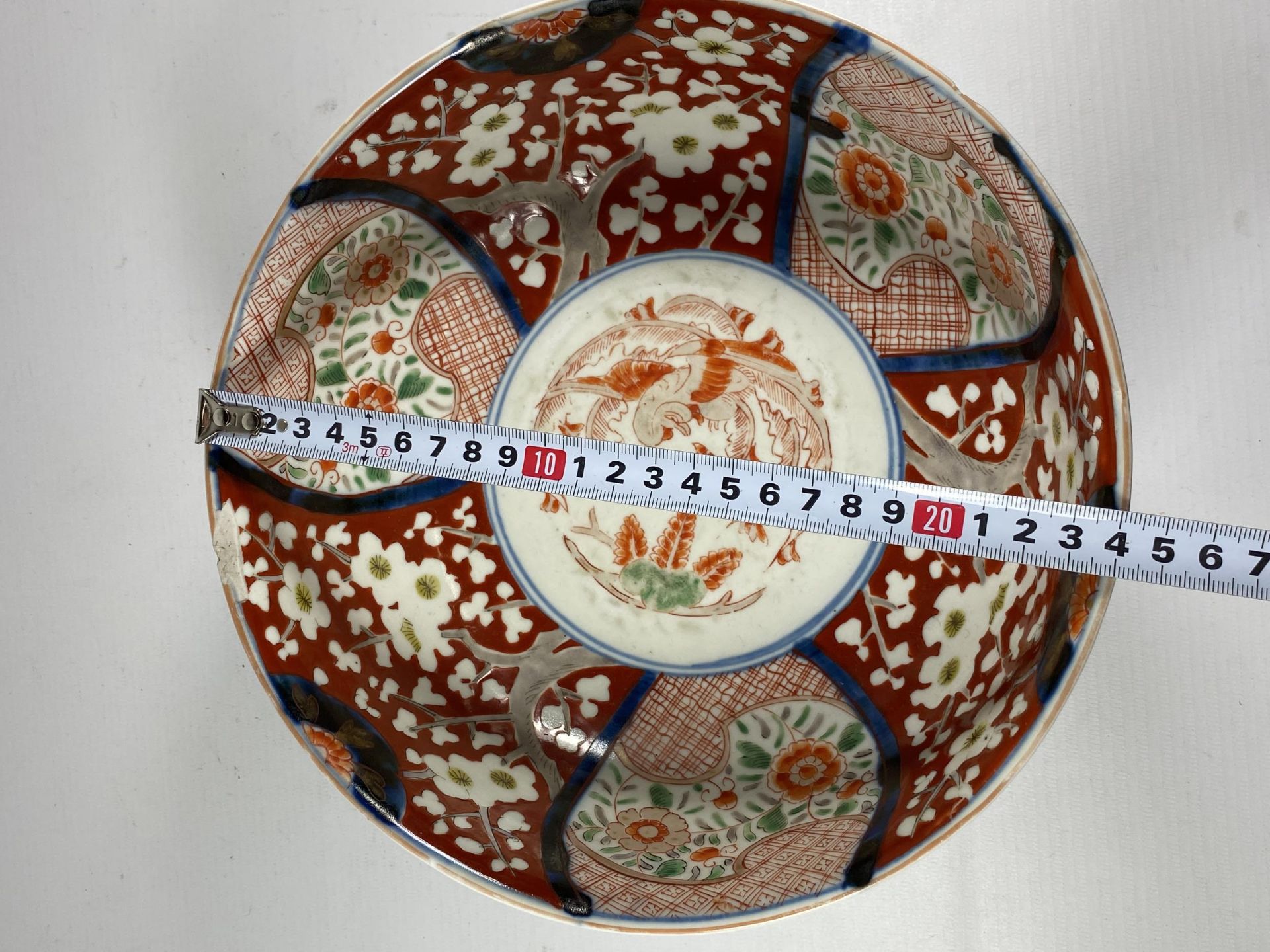 A LARGE JAPANESE MEIJI PERIOD (1868-1912) IMARI FRUIT BOWL WITH RED ENAMELLED FLORAL DESIGN, - Image 8 of 8