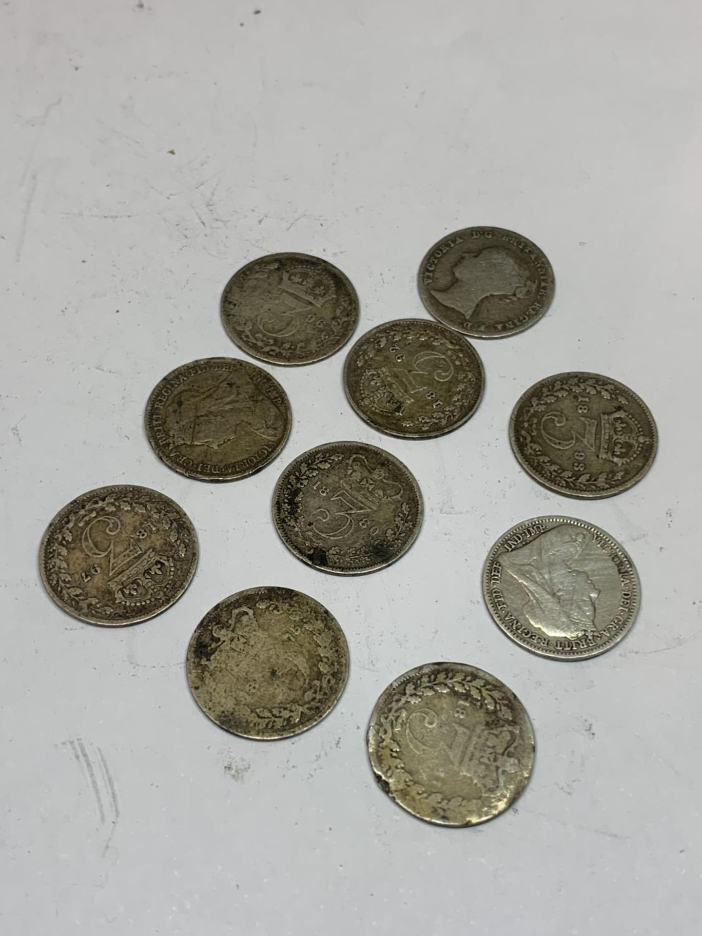 TEN SILVER THREE PENCE COINS - Bild 2 aus 2