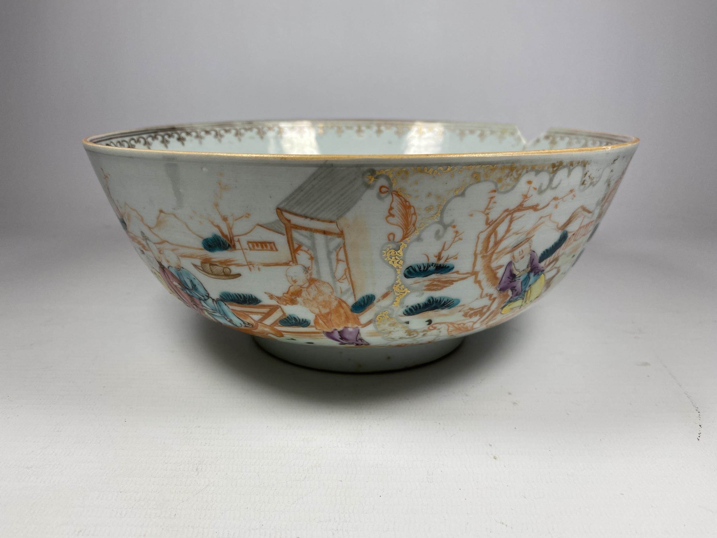 A LATE 18TH CENTURY CHINESE PORCELAIN PUNCH / FRUIT BOWL DEPICTING FIGURES, DIAMETER 23CM (A/F) - Image 2 of 9