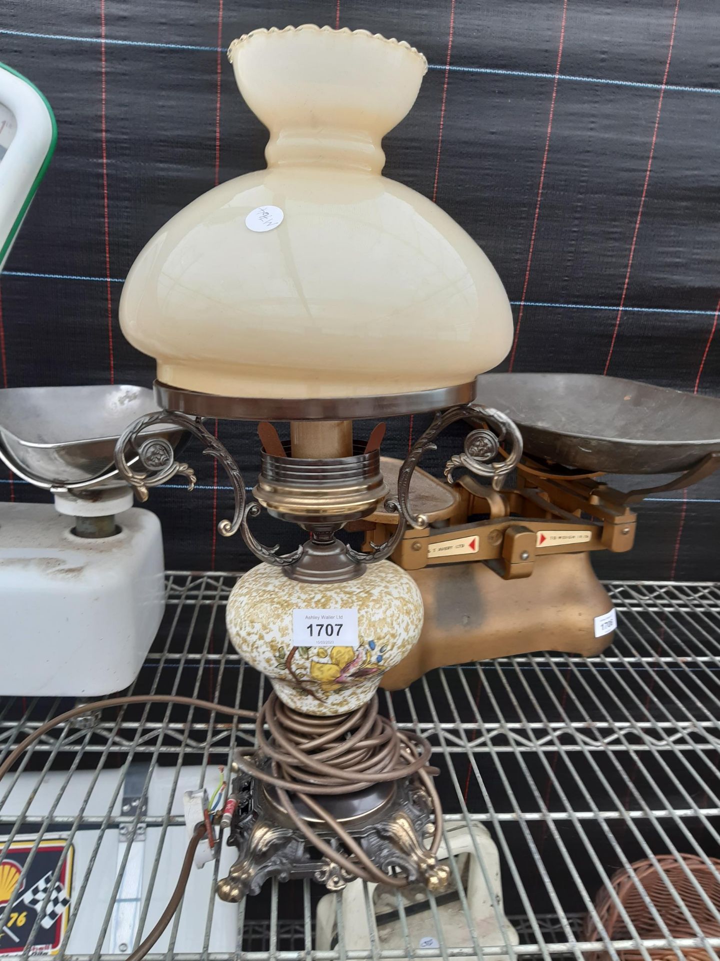 A VINTAGE BRASS OIL LAMP CONVERTED TO ELECTRIC COMPLETE WITH GLASS SHADE - Image 2 of 2