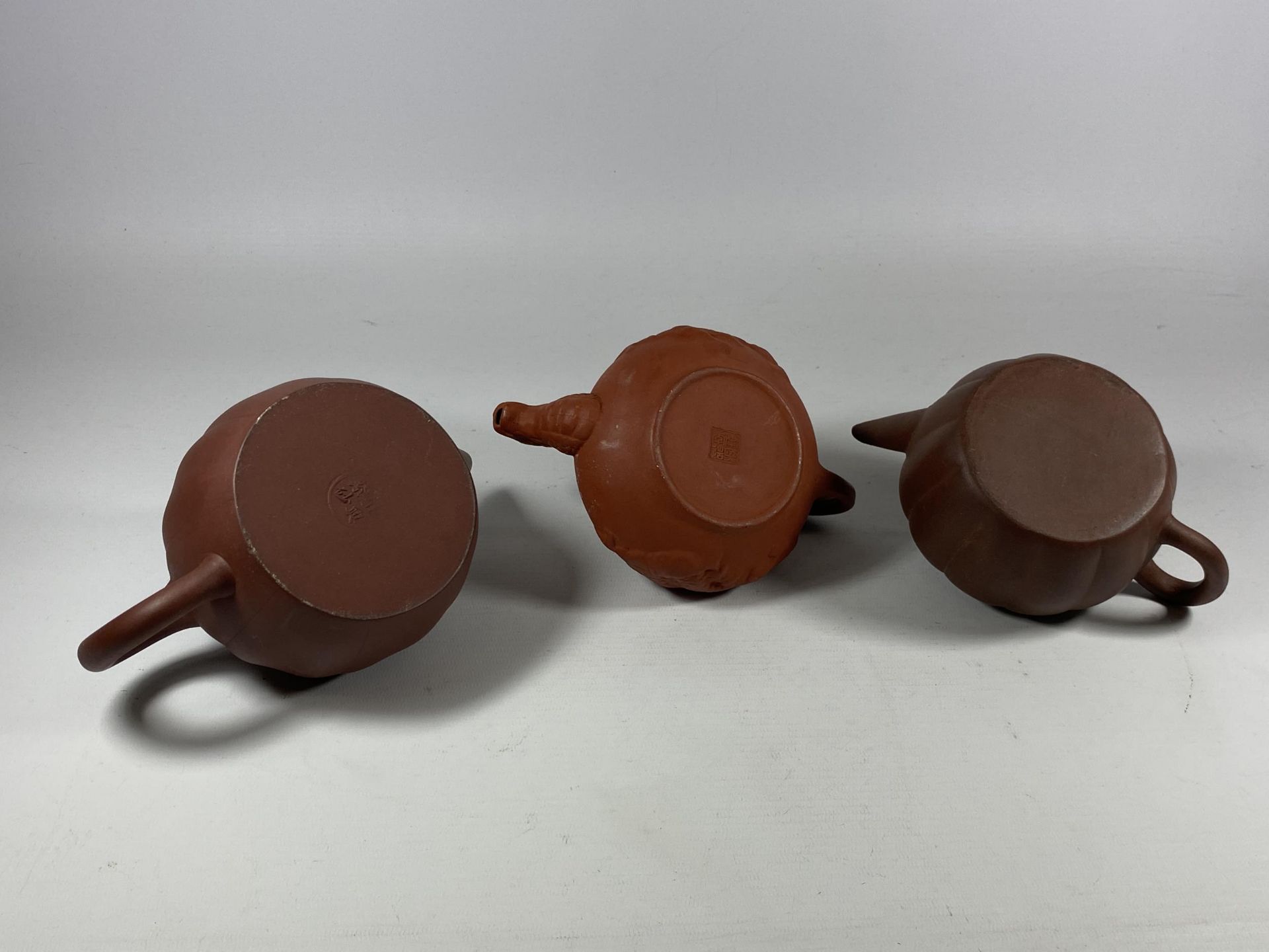 A GROUP OF THREE CHINESE YIXING CLAY TEAPOTS, LARGEST 10.5CM - Image 5 of 5