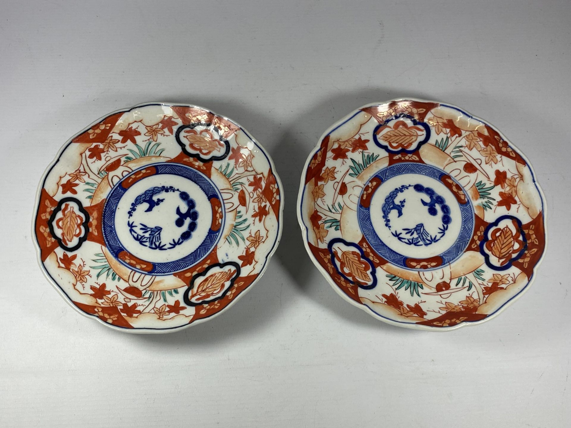 A PAIR OF JAPANESE MEIJI PERIOD (1868-1912) IMARI PLATES, DIAMETER 21CM