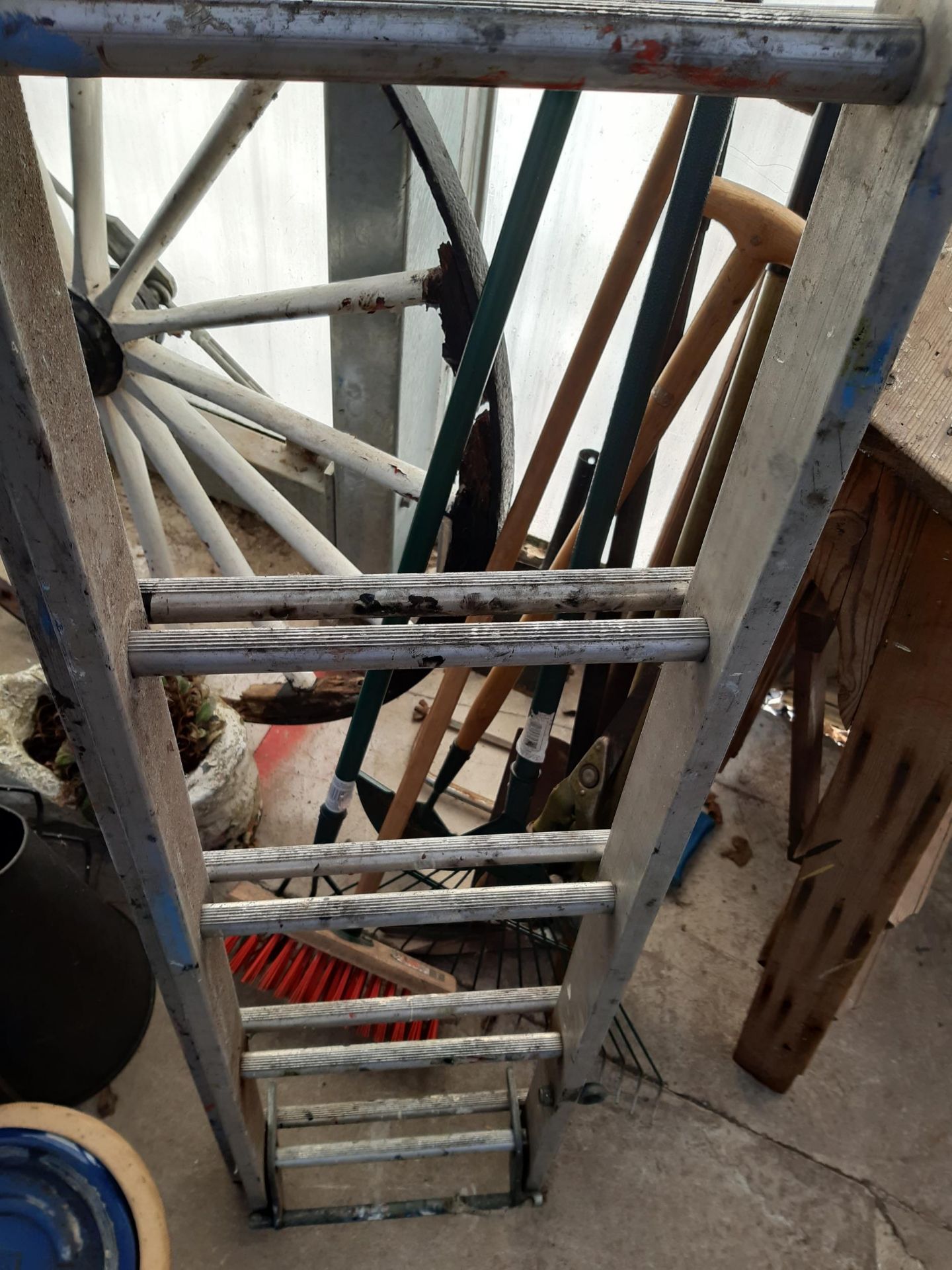 A 28 RUNG ALUMINIUM TWO SECTION EXTENDABLE LADDER - Image 2 of 2