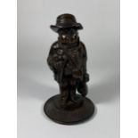 A BRONZE MODEL OF A GENTLEMAN WITH LIFT UP HAT, HEIGHT 14CM