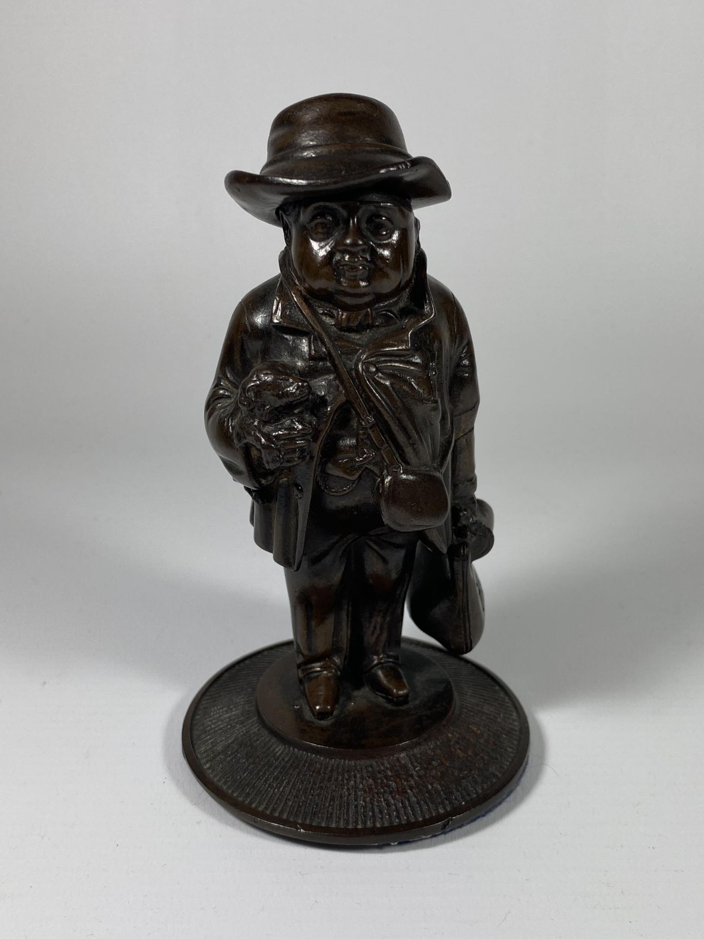 A BRONZE MODEL OF A GENTLEMAN WITH LIFT UP HAT, HEIGHT 14CM