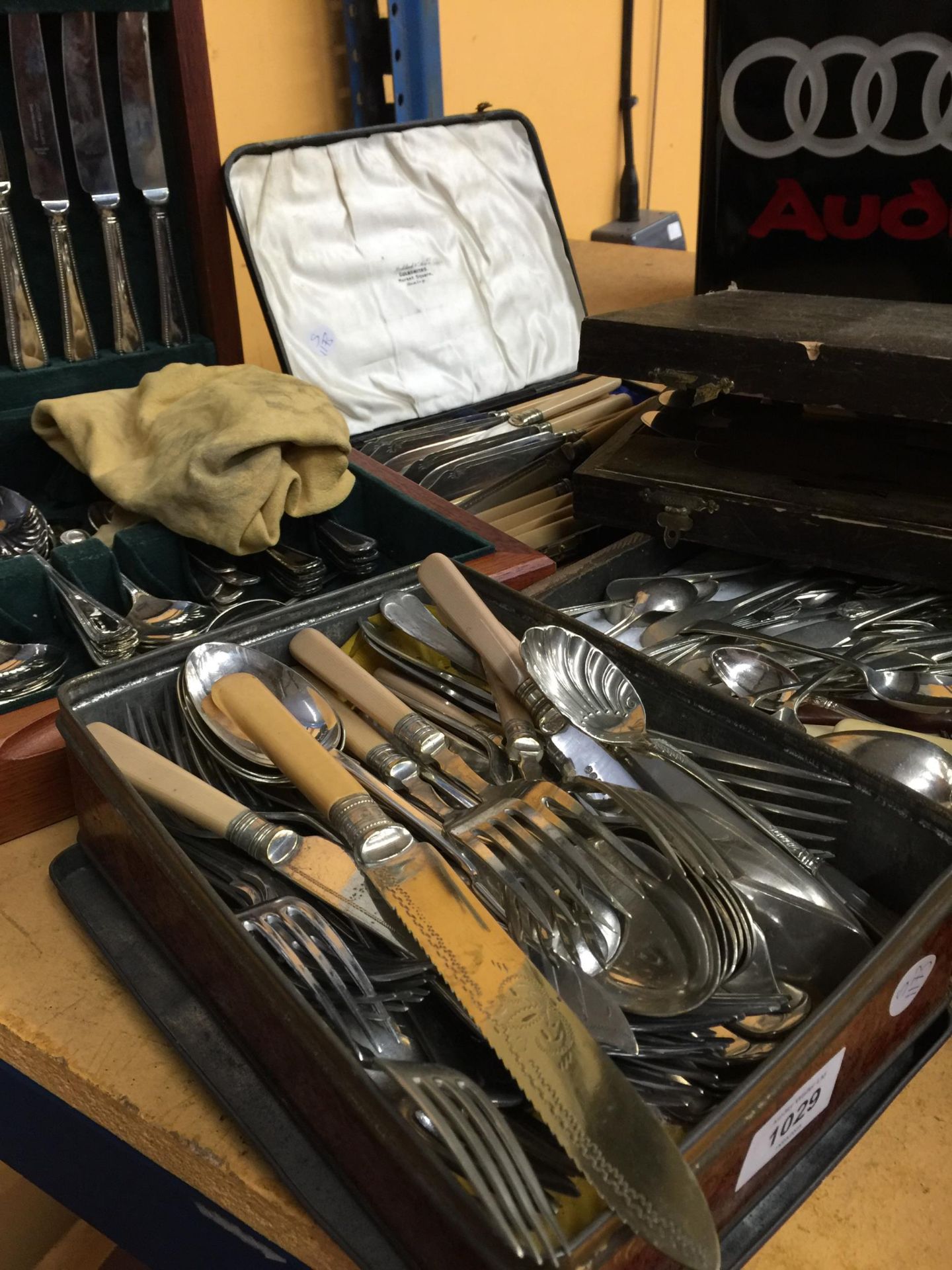 A LARGE QUANTITY OF BOXED VINTAGE FLATWARE TO INCLUDE KNIVES, FORKS, SPOONS, ETC - Image 4 of 4