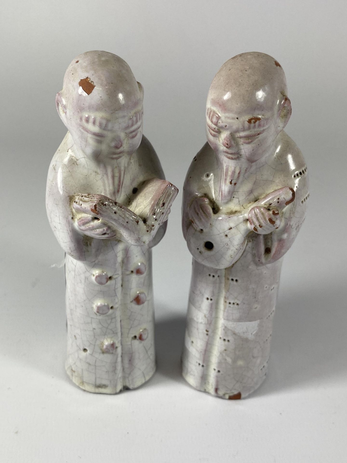 A PAIR OF ORIENTAL STONEWARE MONK FIGURES, HEIGHT 13CM