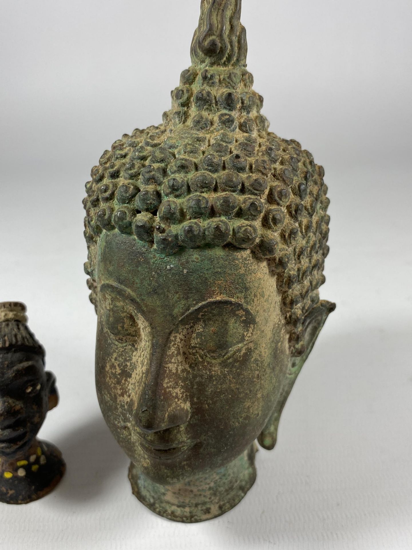 TWO ITEMS TO INCLUDE A ANTIQUE METAL BUDDHA HEAD MODEL, HEIGHT 15CM - Image 3 of 6